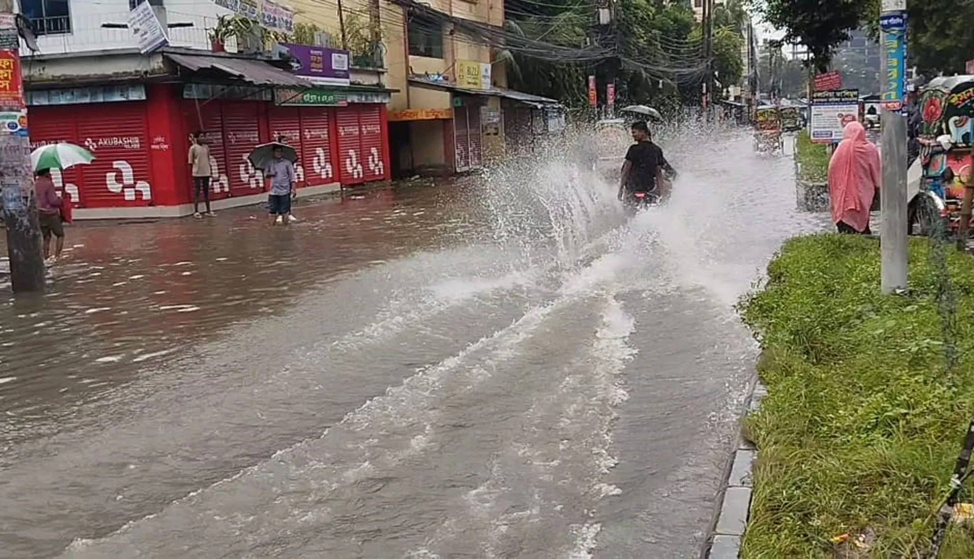 বরিশালে শহরের বিভিন্ন স্থানে পানি উঠে গেছে