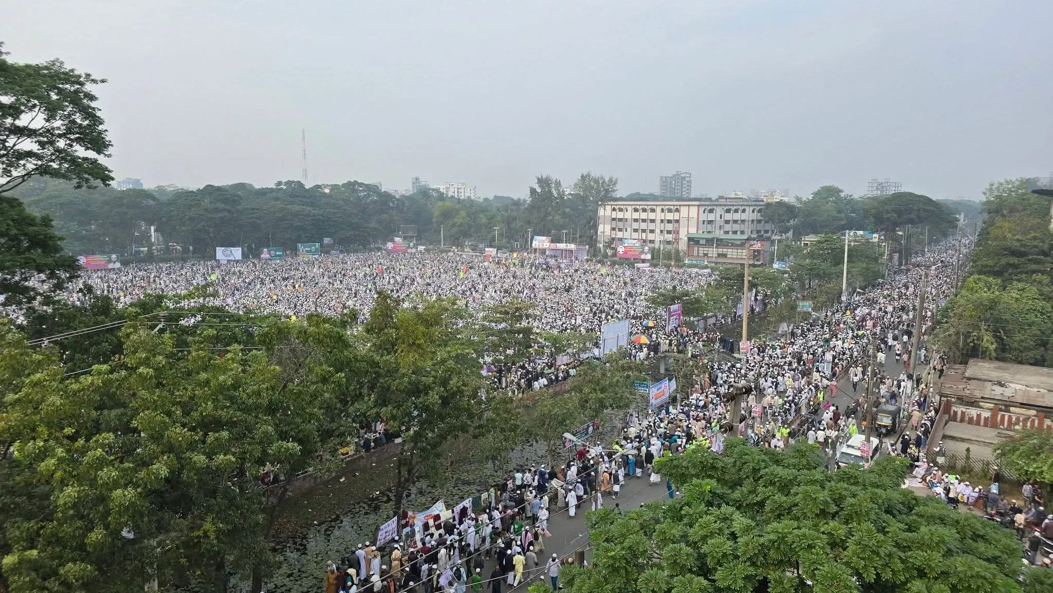 বরিশালে ইসলামপন্থীদের সমাবেশে জনস্রোত, সরকারকে কঠোর বার্তা