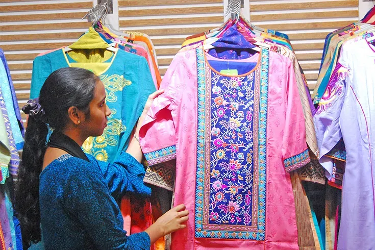 রাজধানীর শপিংমলগুলোতে এখন জমজমাট ঈদের কেনাকাটা