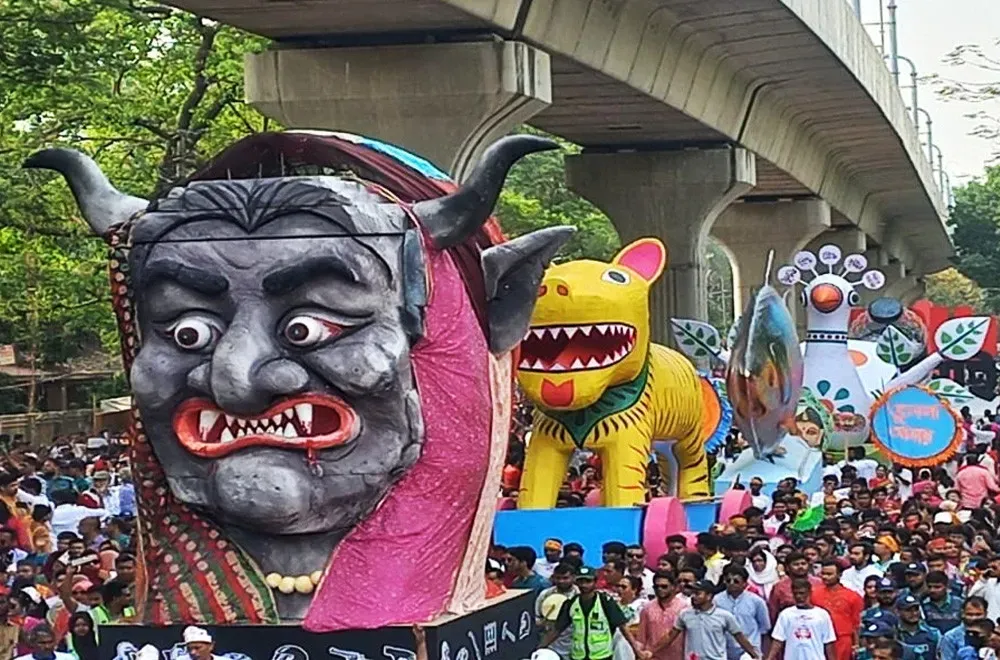 শোভাযাত্রা চারুকলা থেকে বের হয়ে শাহবাগ মোড় ঘুরে শহীদ মিনারে যায়