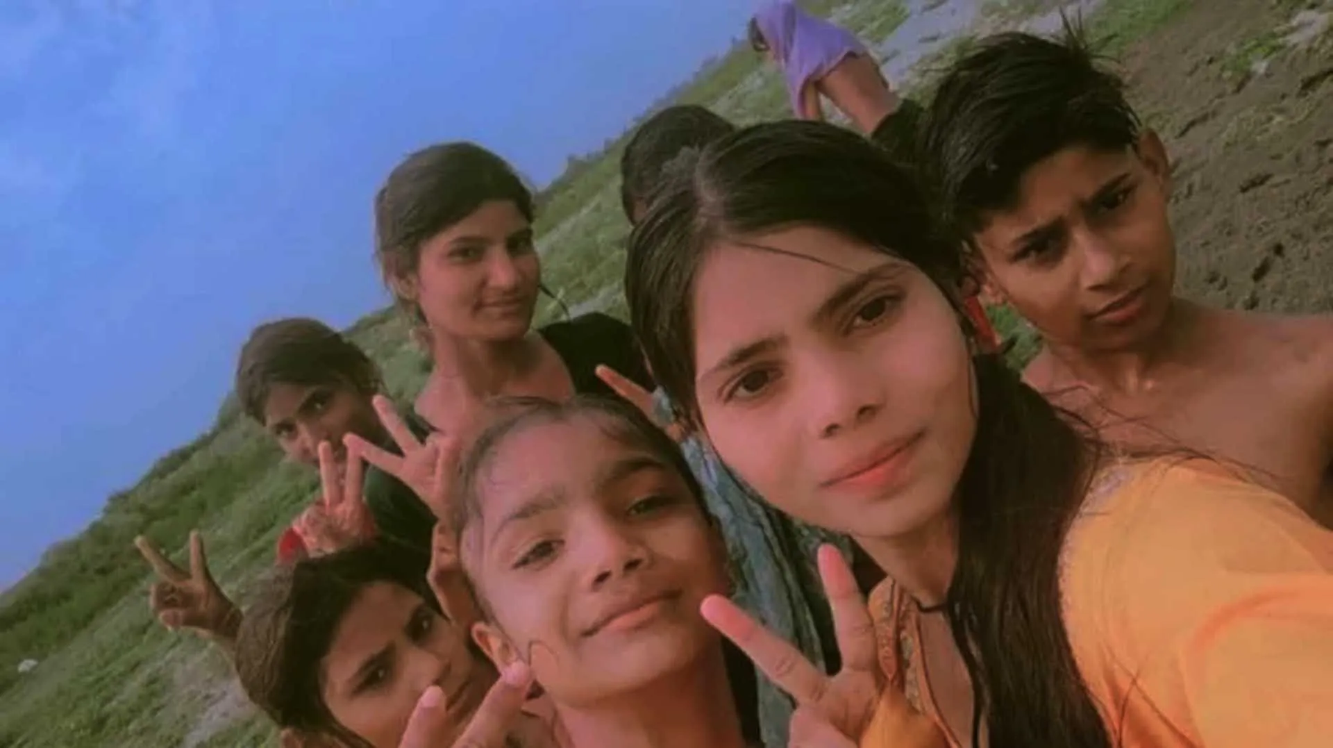 রিলস ভিডিও তৈরি করতে গিয়ে প্রাণ গেল ৬ কিশোরীর