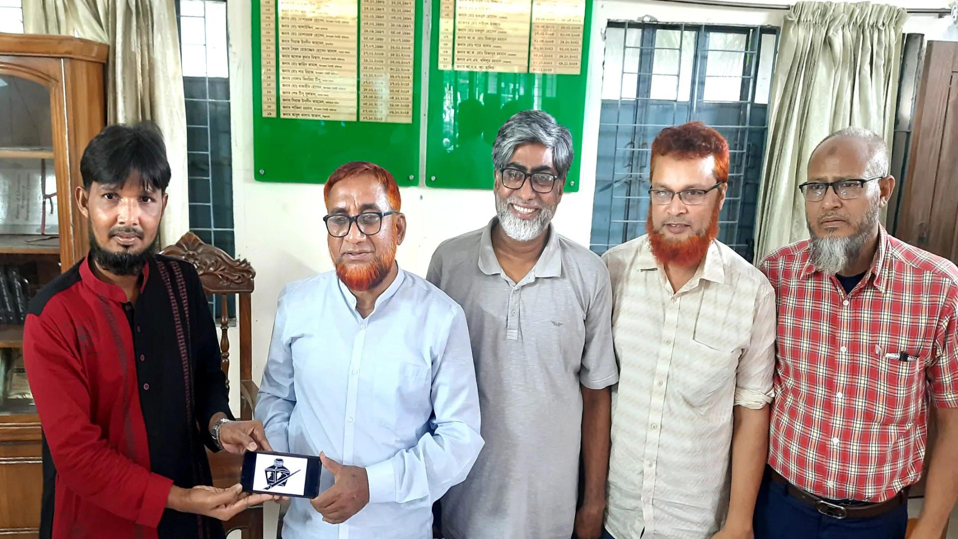 বাবুগঞ্জ কলেজে প্রতীক পেলেন ৩ প্রার্থী, স্থগিত ১ জনকে শোকজ 