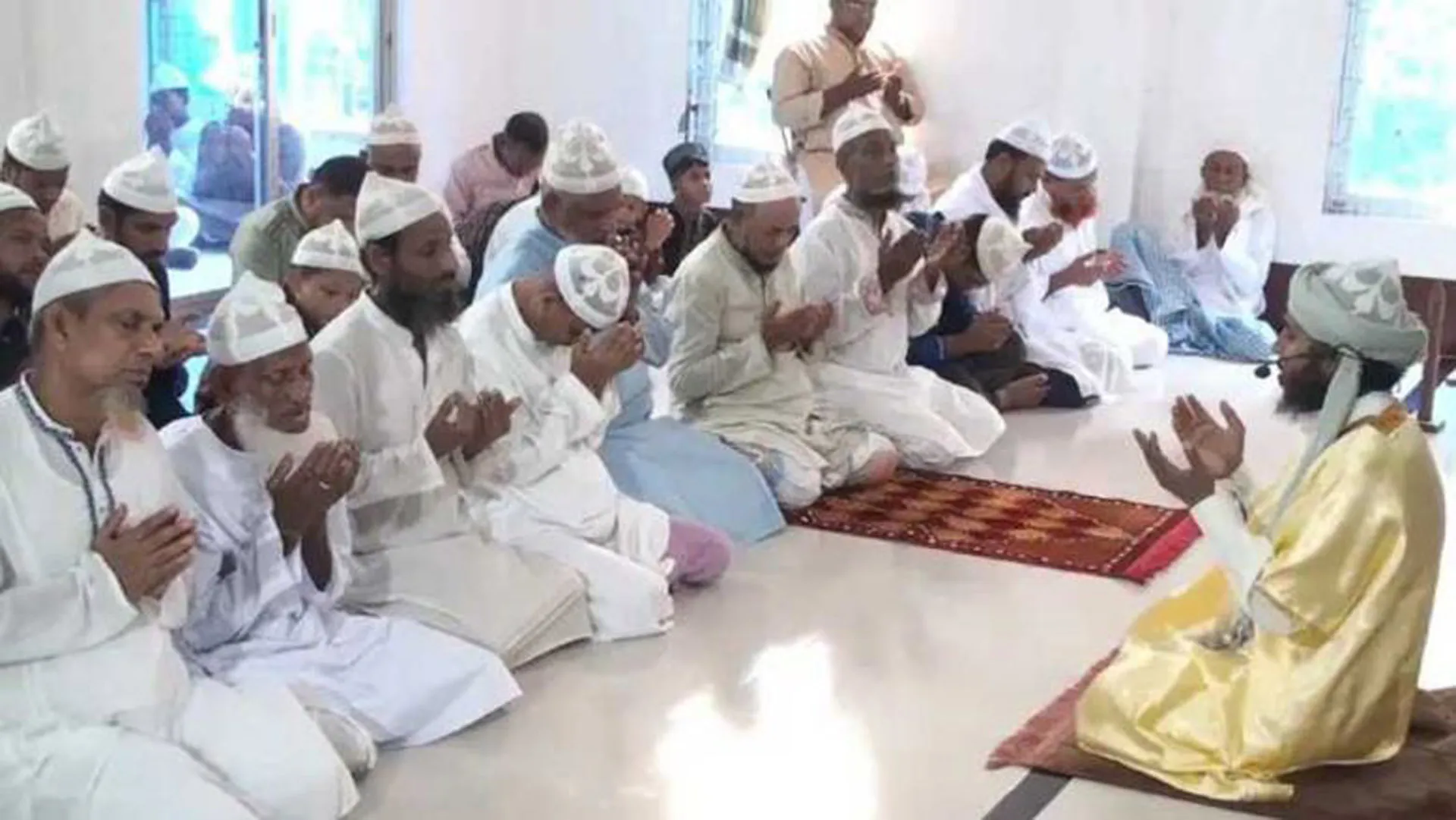 সৌদির সঙ্গে মিল রেখে বরিশালে ঈদ উদযাপন