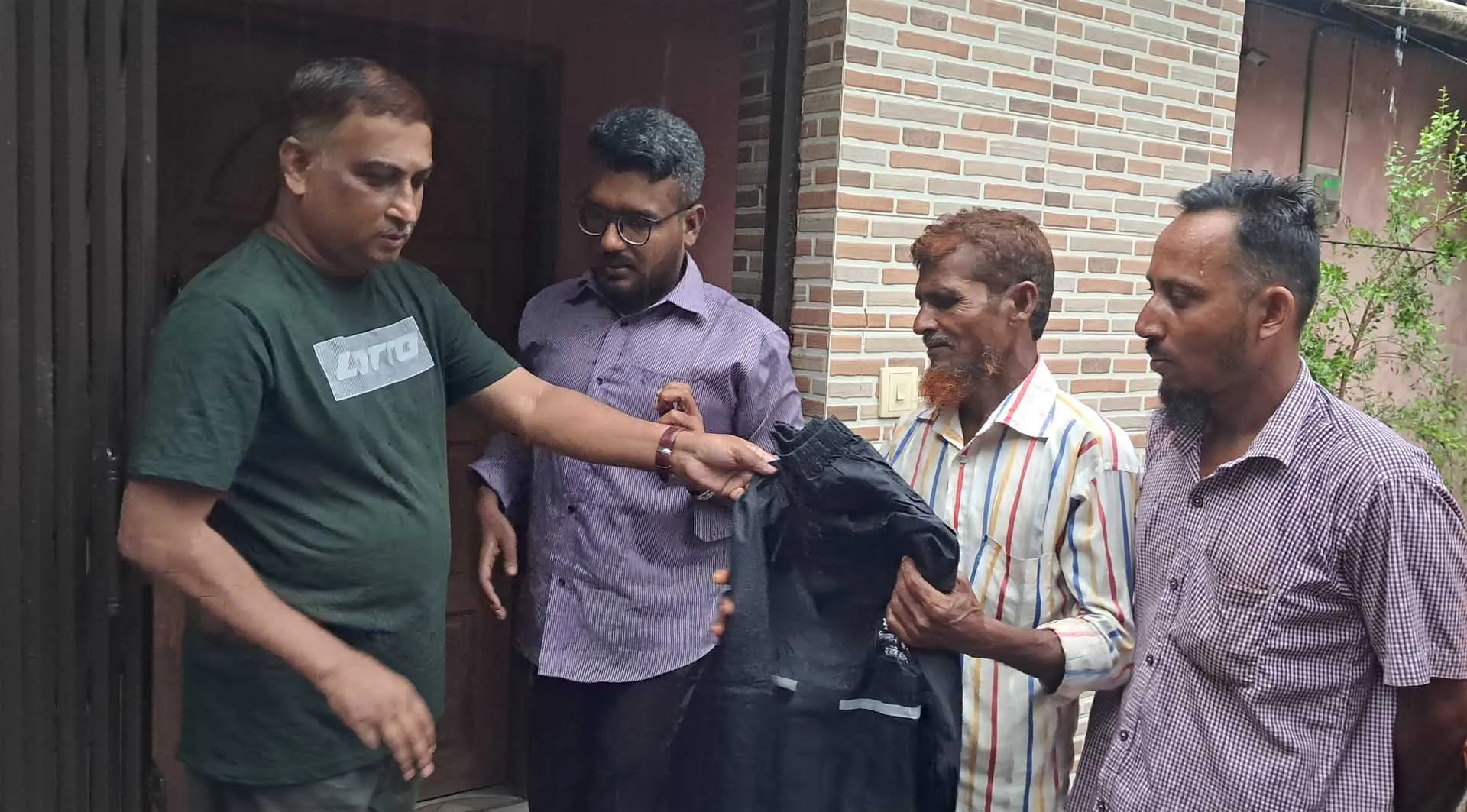 বরিশালে রিকশাচালকদের মাঝে সাবেক ছাত্রদল নেতার রেইনকোট বিতরণ