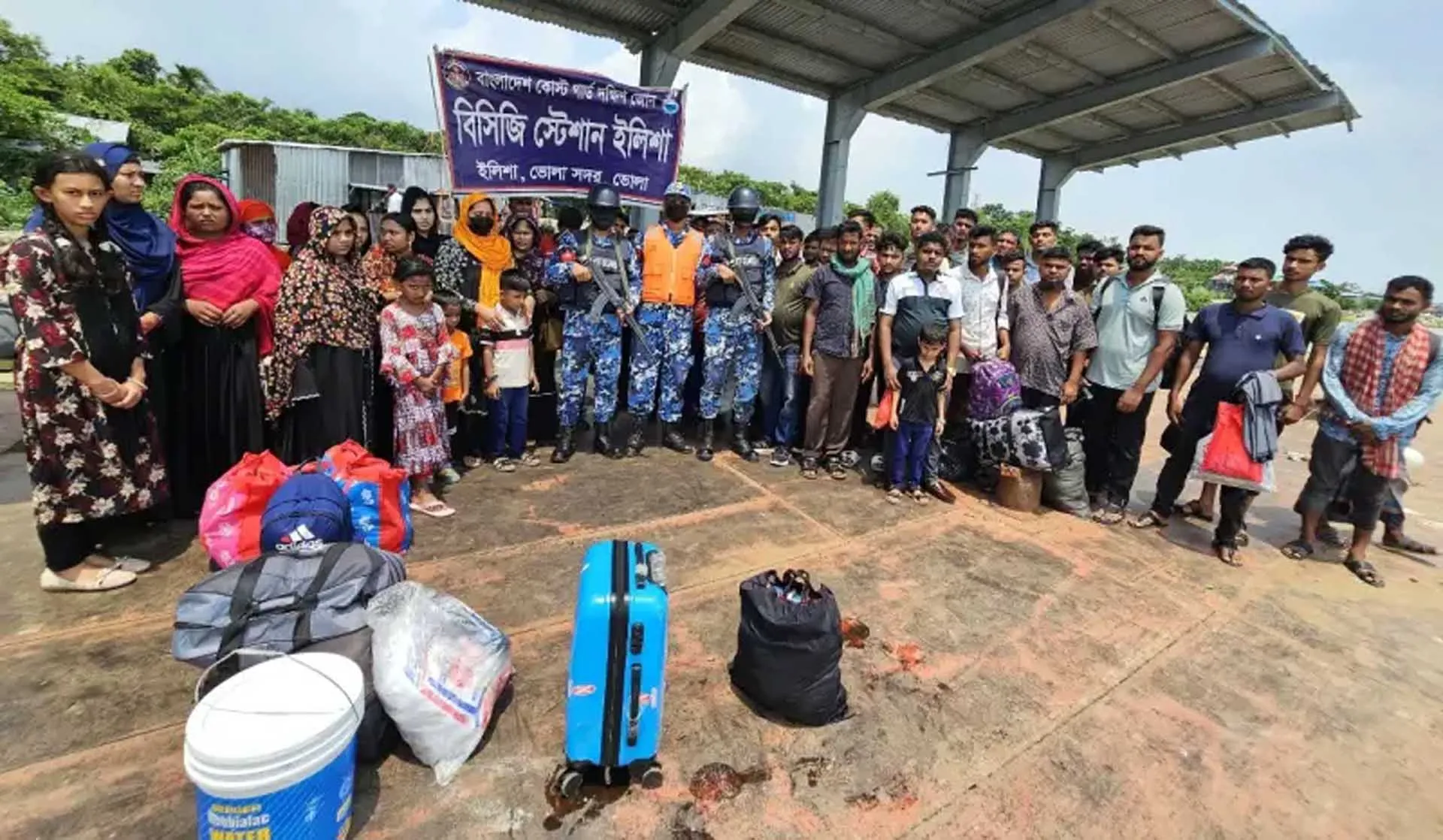 ইঞ্জিন বিকল হয়ে মেঘনায় ভাসতে থাকা অর্ধশতাধিক যাত্রী উদ্ধার