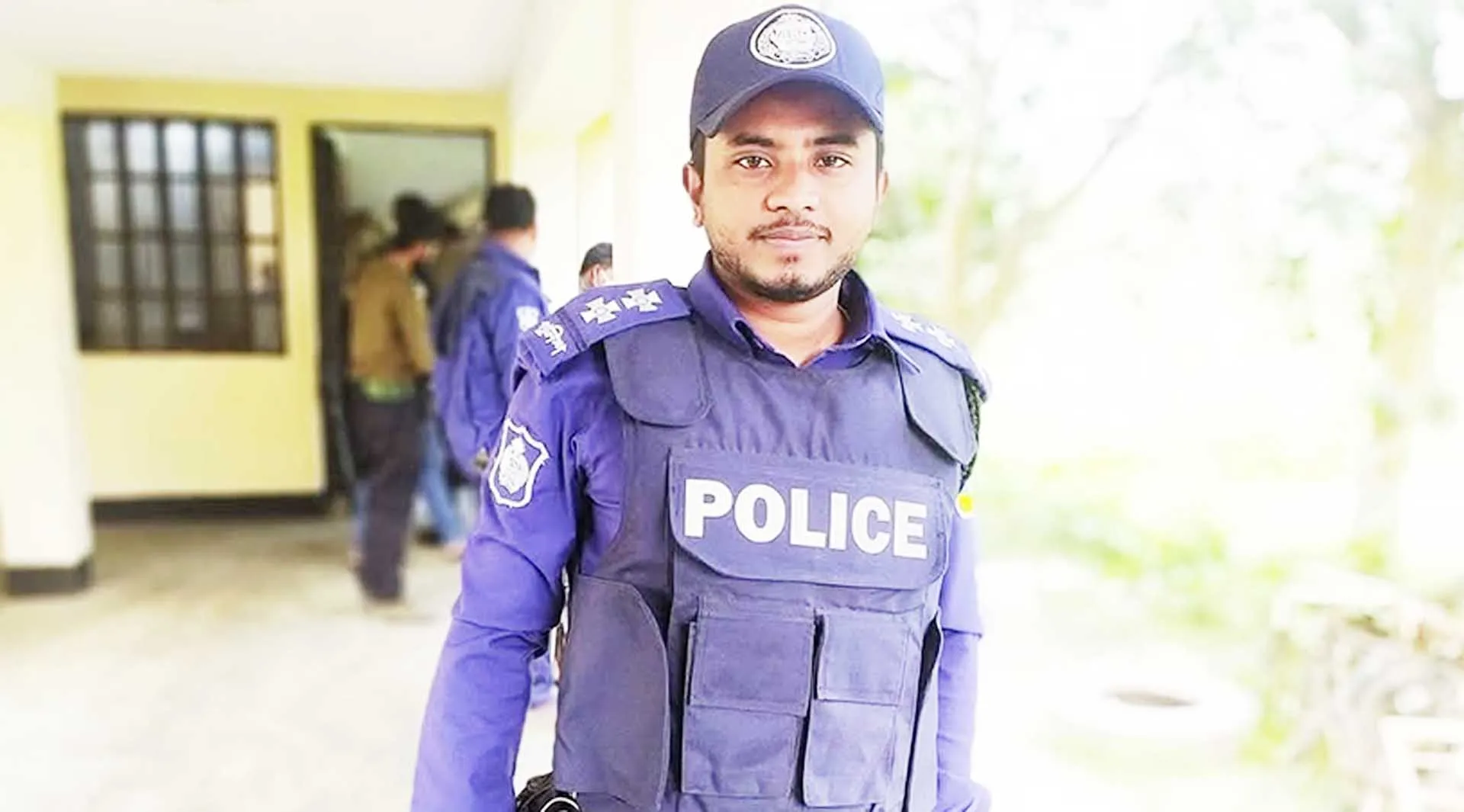 ছাত্রদল নেতার মাথা ফাটালেন পুলিশ কর্মকর্তা