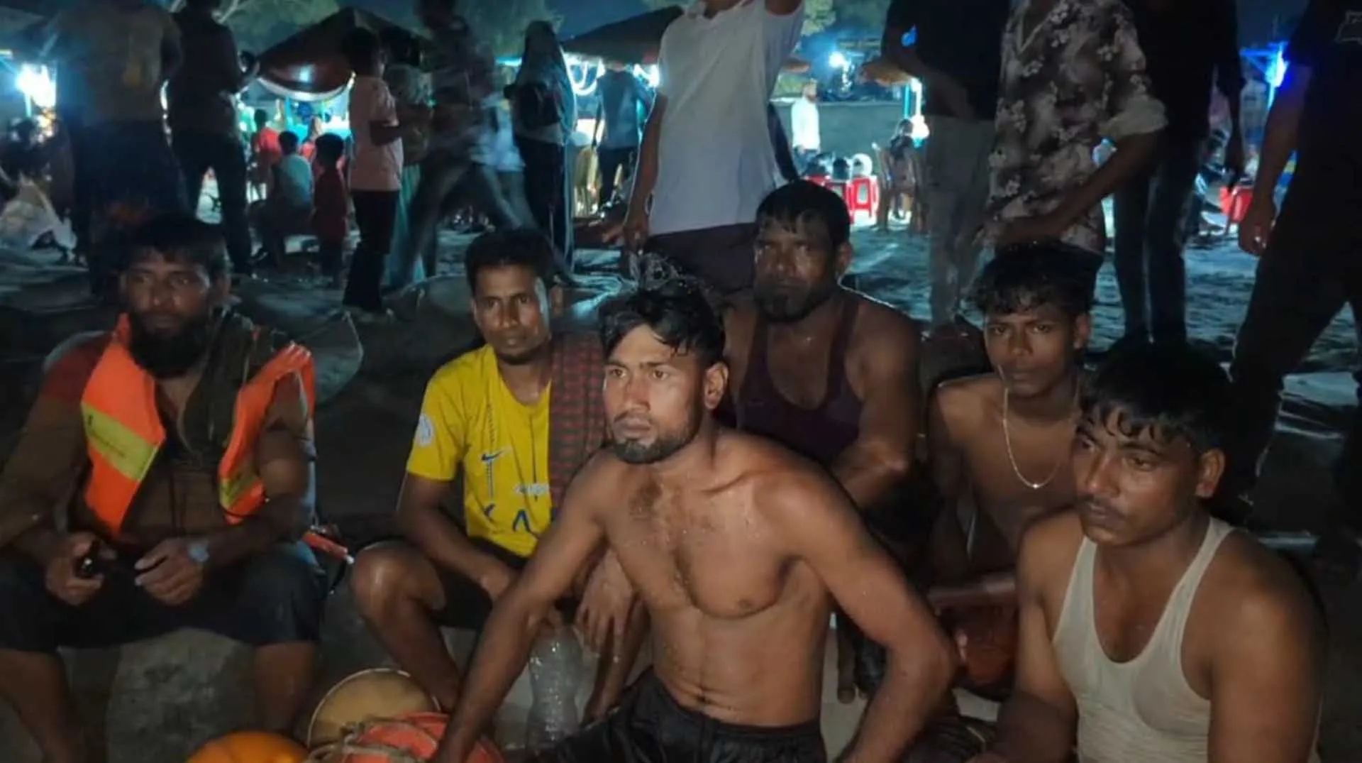 বঙ্গোপসাগরে মাছ শিকারে গিয়ে ট্রলারডুবি, ১৬ জেলে উদ্ধার