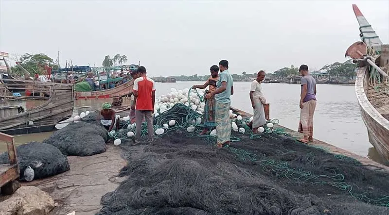 মধ্যরাতে শেষ হচ্ছে নিষেধাজ্ঞা, রুপালি ইলিশ ধরতে জেলেদের প্রস্তুতি