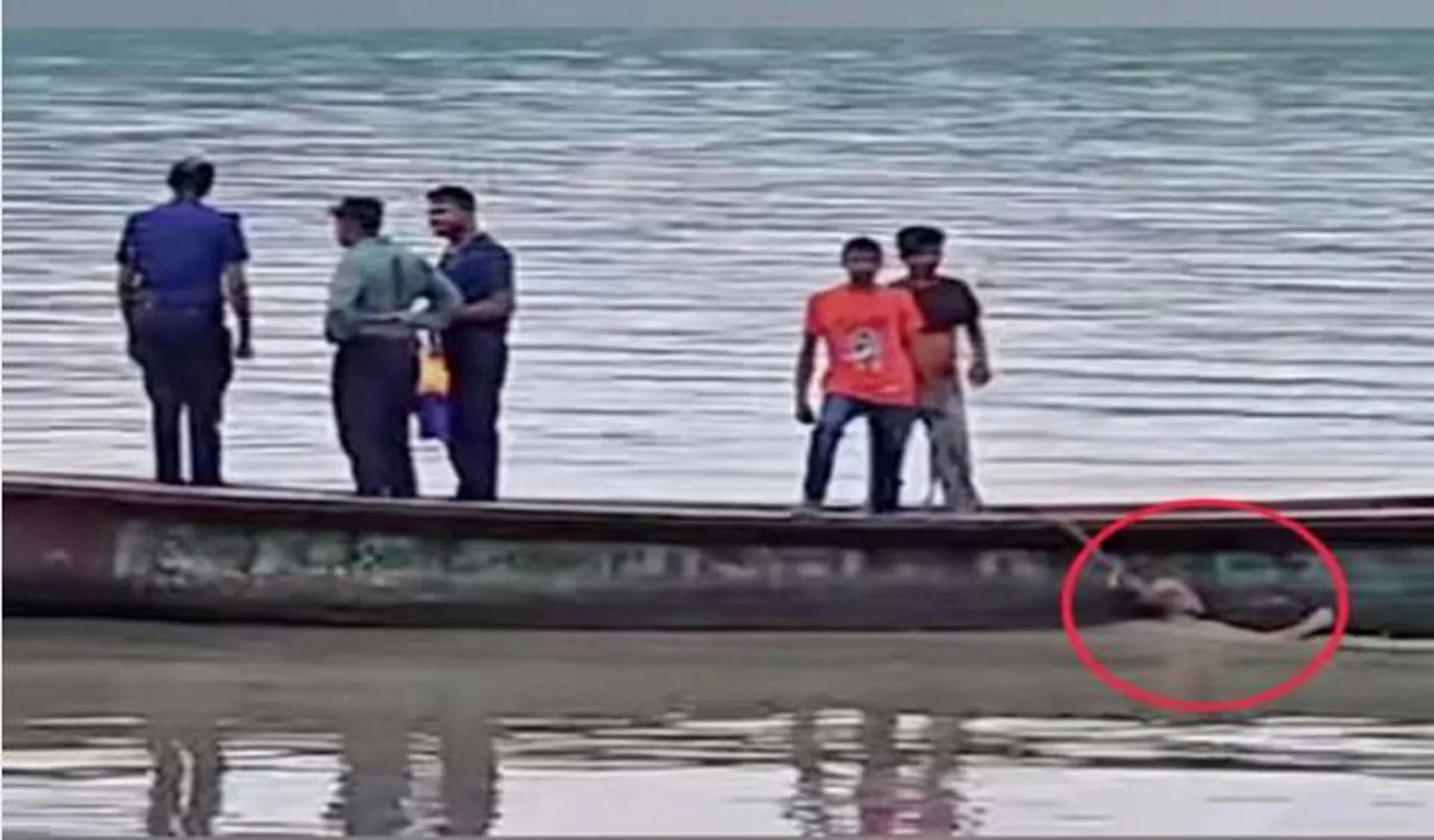 বরিশালে লাশ উদ্ধারে পুলিশের অমানবিক আচরণ!