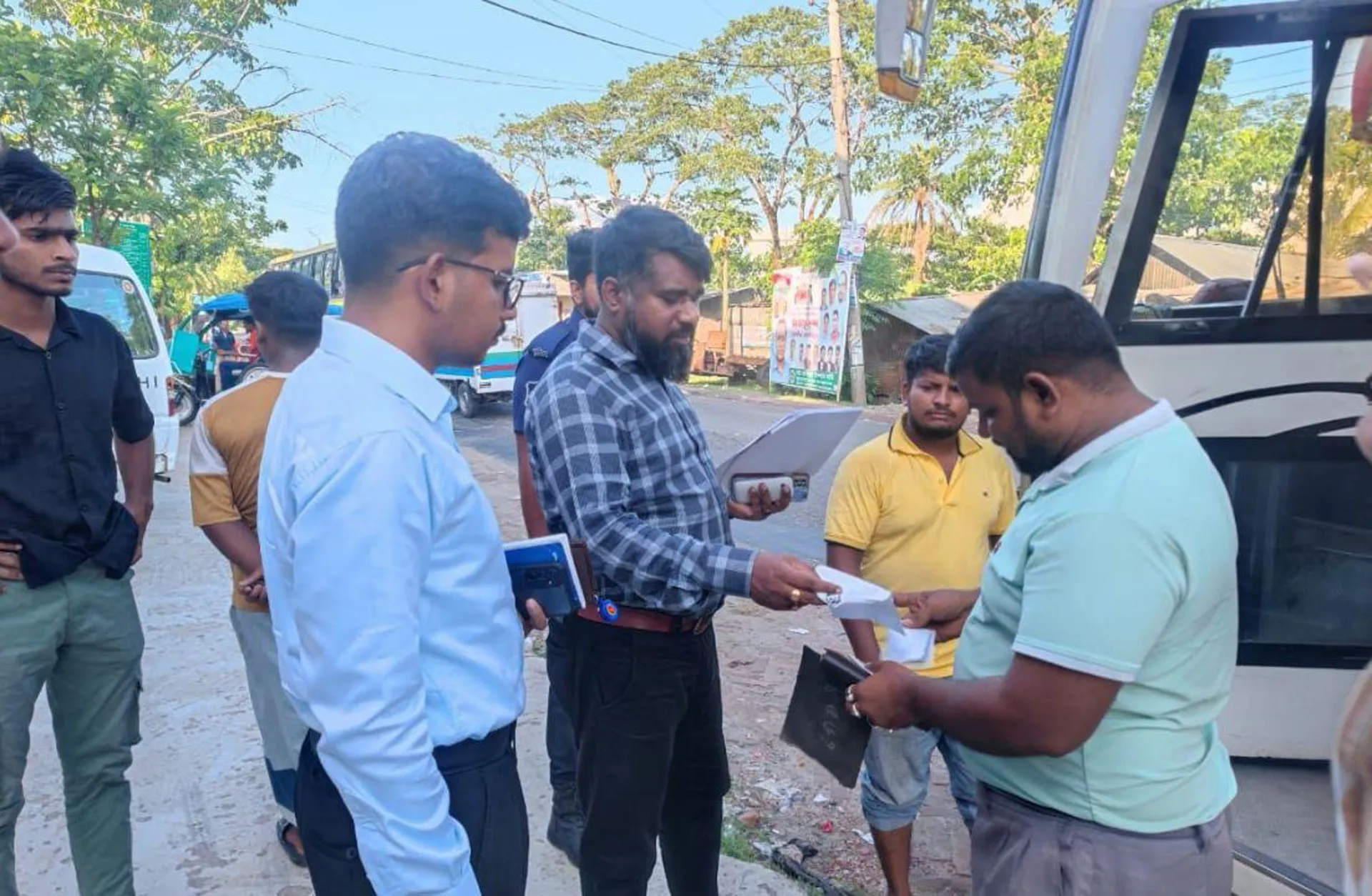 অতিরিক্ত ভাড়া আদায় বন্ধে ঝালকাঠিতে মোবাইল কোর্ট- ৮ হাজার টাকা জরিমানা আদায় 