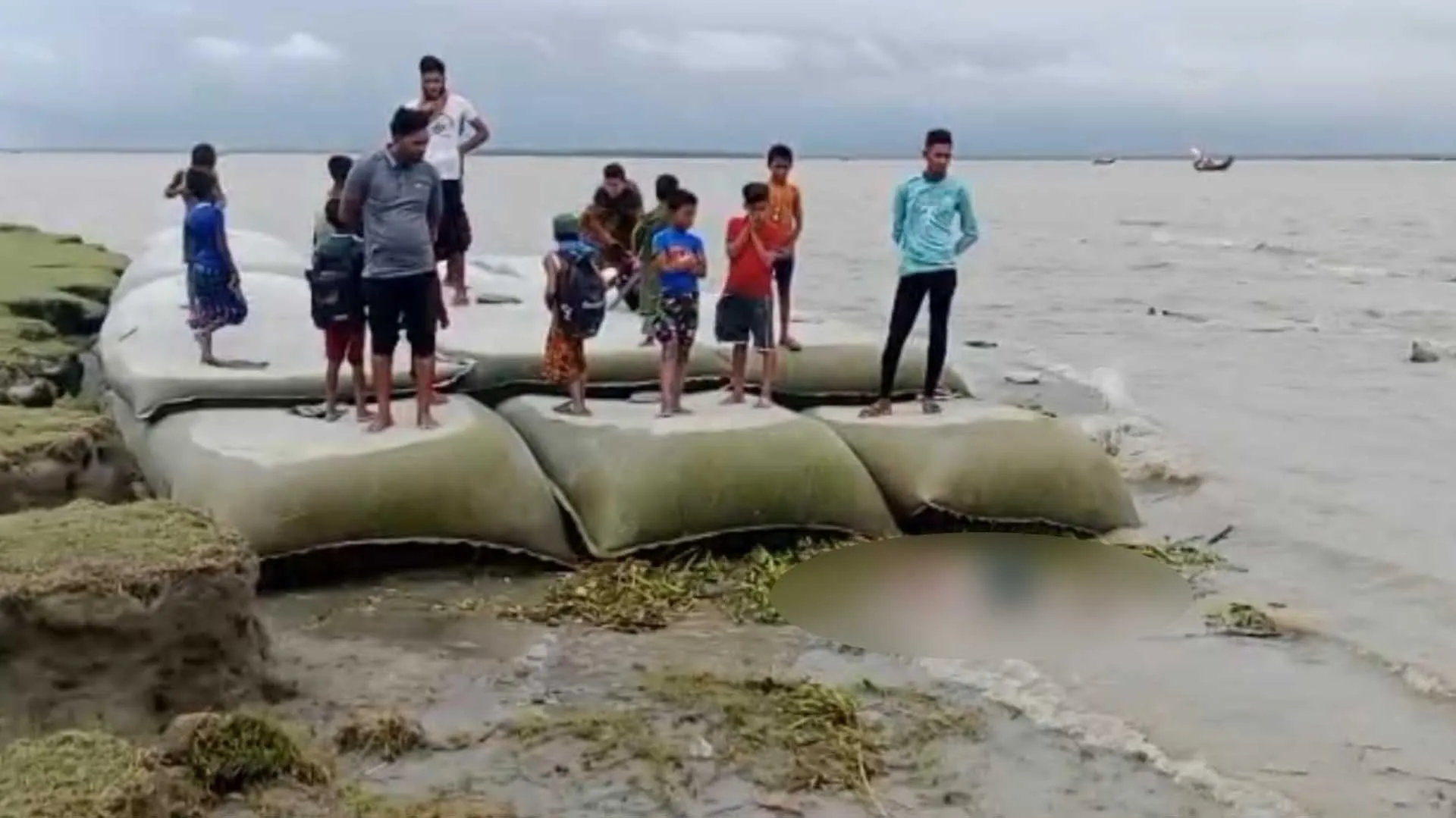 মনপুরায় মেঘনা নদী থেকে যুবকের মরদেহ উদ্ধার