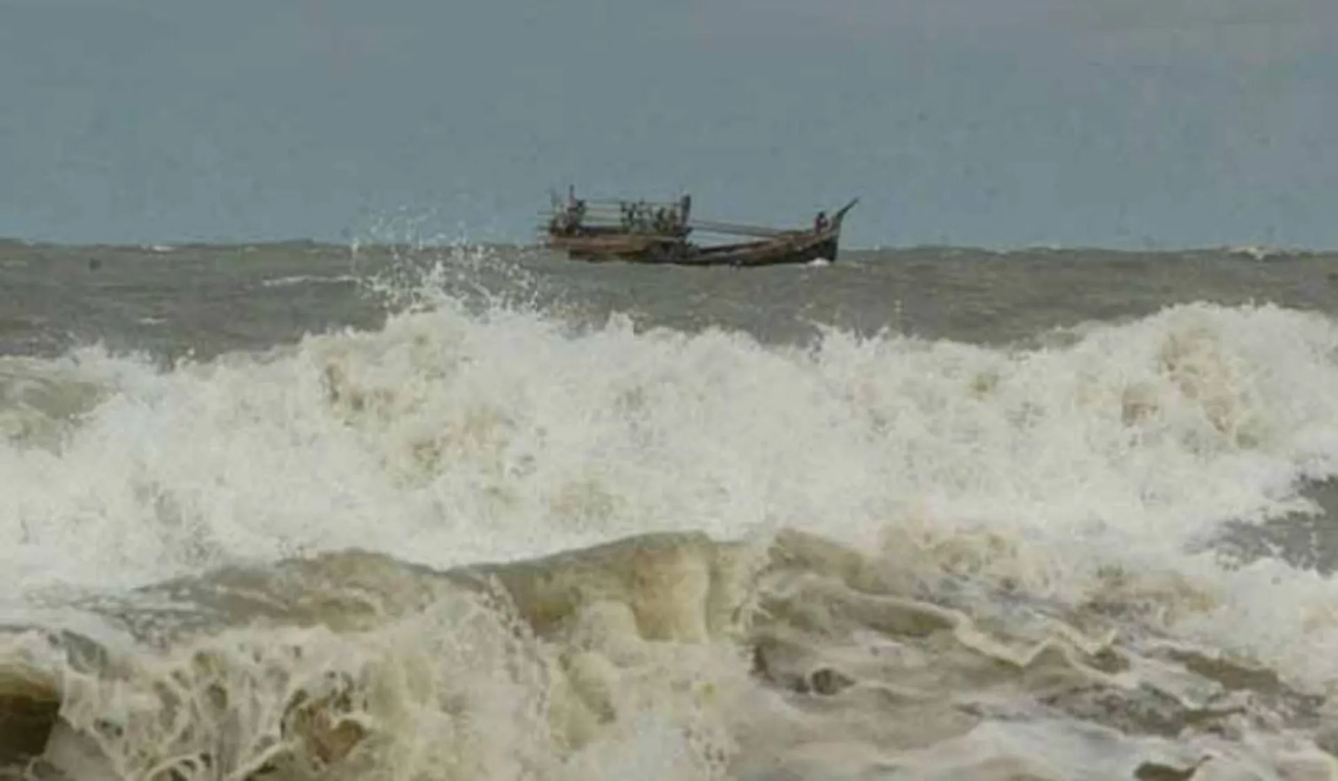 ভারী বৃষ্টির আভাস, ৪ বন্দরে ৩ নম্বর সতর্ক সংকেত