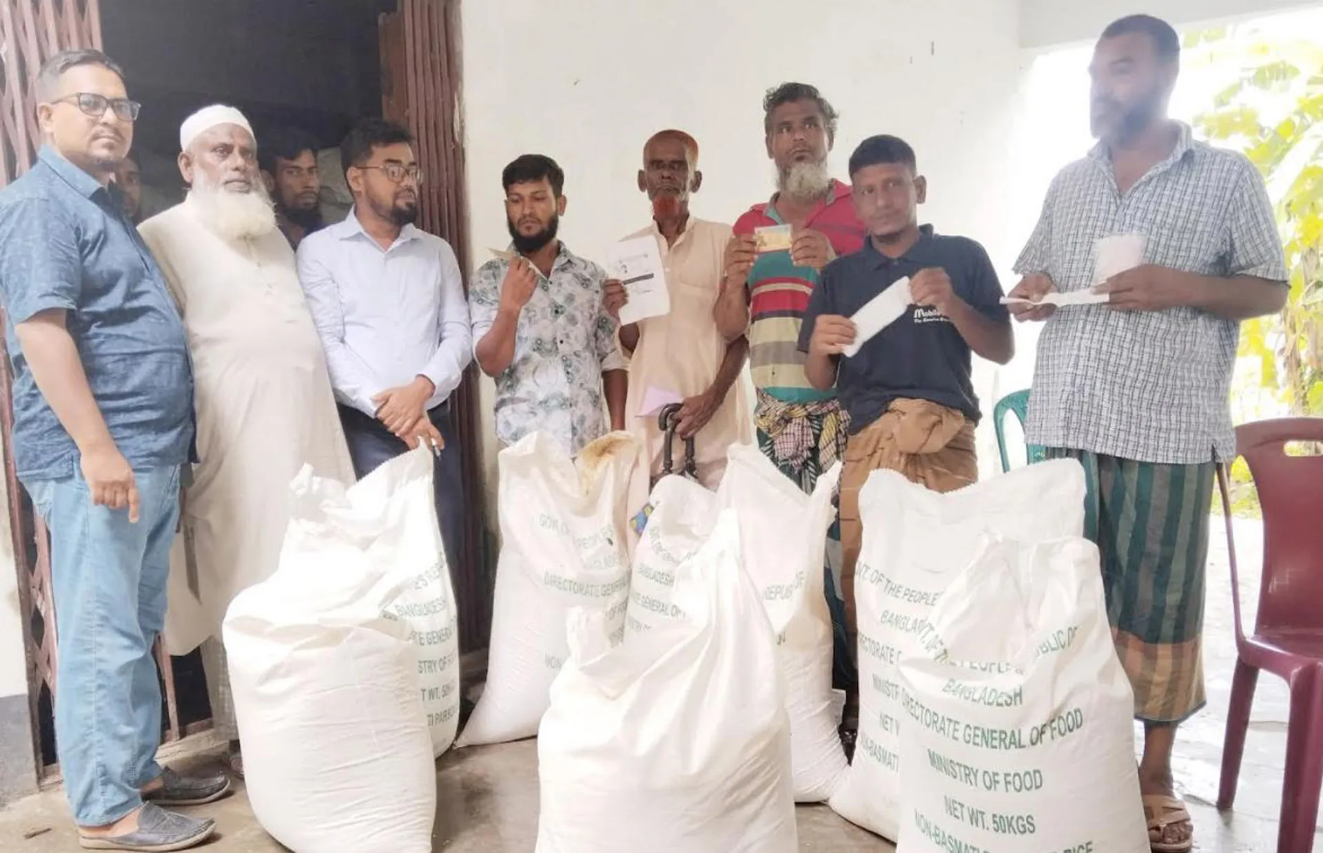 লালমোহনে স্বচ্ছতা নিশ্চিতের মাধ্যমে জেলেদের মাঝে চাল বিতরণ 