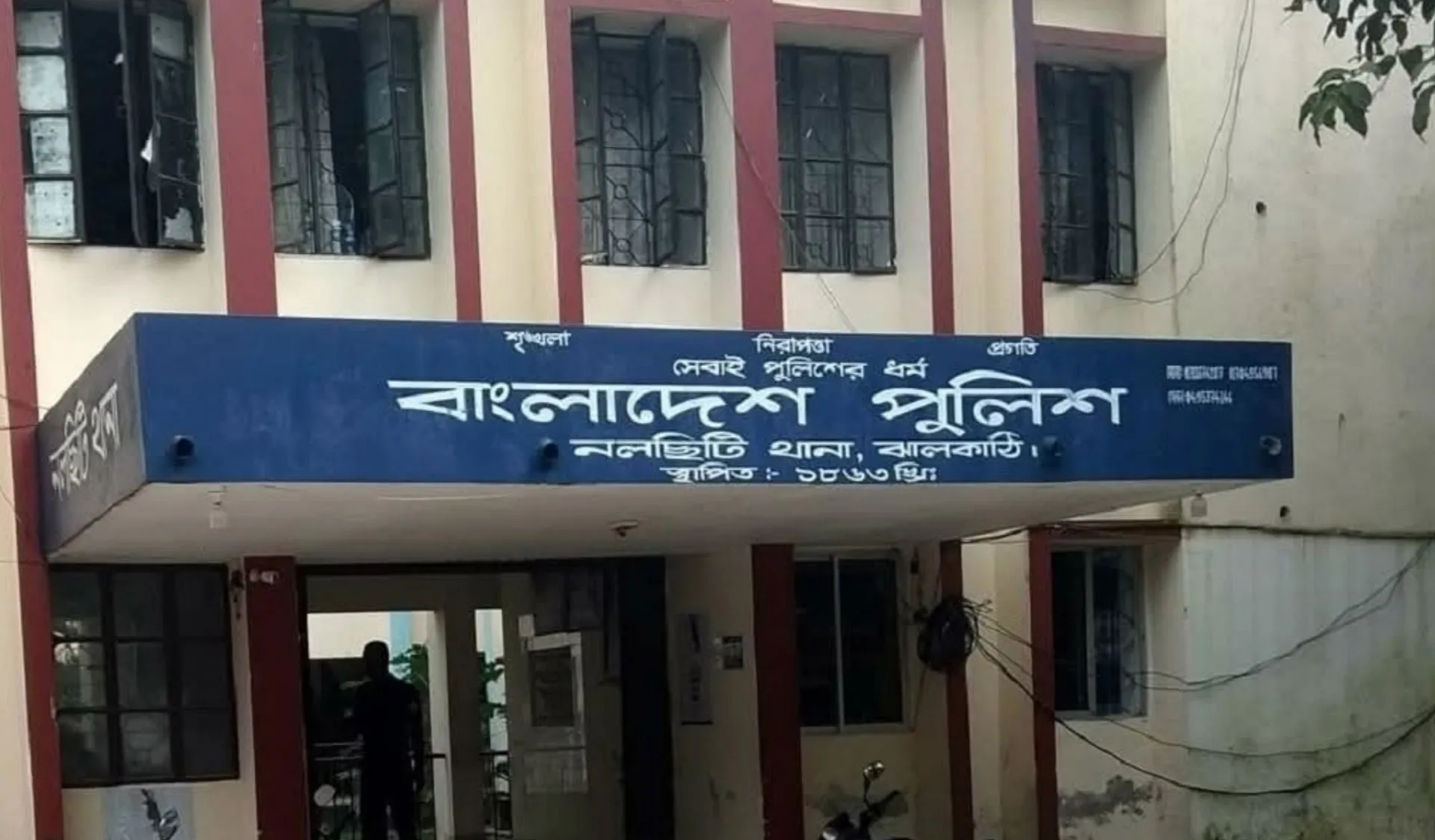 গভীর রাতে ছেলেকে গ্রেপ্তার, হার্টঅ্যাটাকে বাবার মৃত্যু
