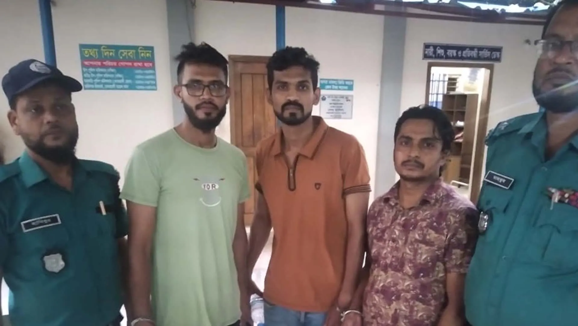 নিষিদ্ধঘোষিত আ’লীগের পোস্টার ছাপিয়ে ব্যবসায়ীসহ গ্রেপ্তার ৩