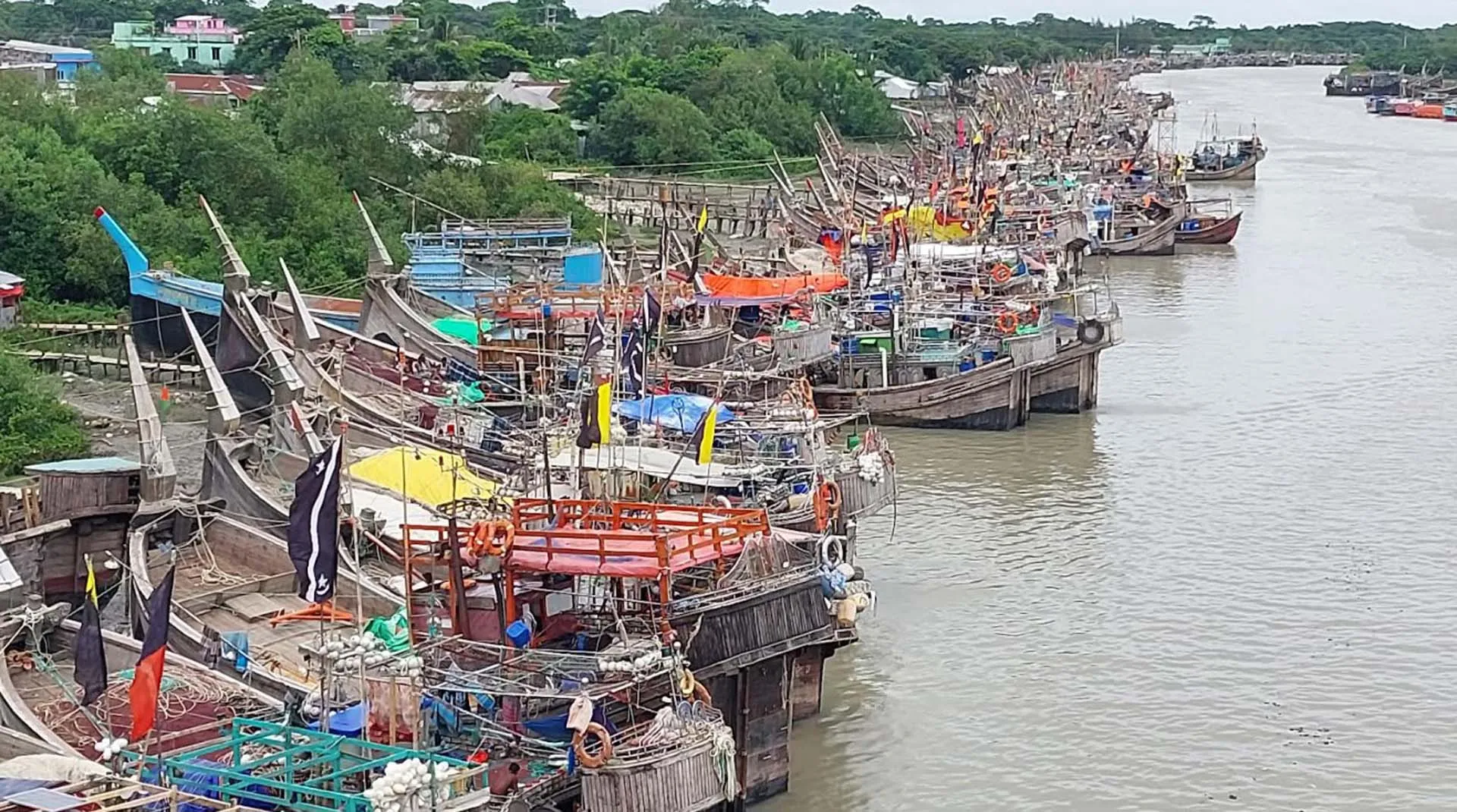 বঙ্গোপসাগরে লঘুচাপ: মাছ ধরা ট্রলার ফিরে এসেছে ঘাটে 