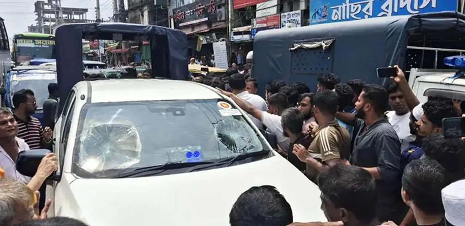 ভ্রাম্যমাণ আদালত চলাকালে ম্যাজিস্ট্রেটের গাড়ি ভাঙচুর