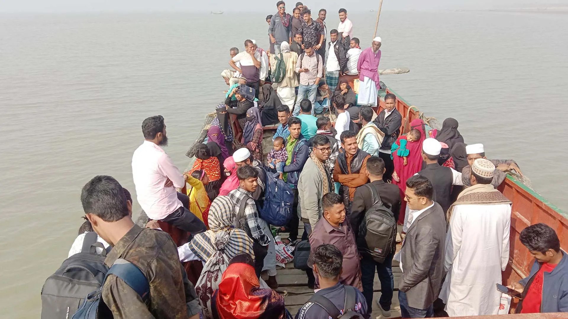 ৭ দিন সি-ট্রাক বন্ধ, উত্তাল মেঘনায় মৃত্যুঝুঁকি নিয়ে ট্রলারে যাত্রী পারাপার