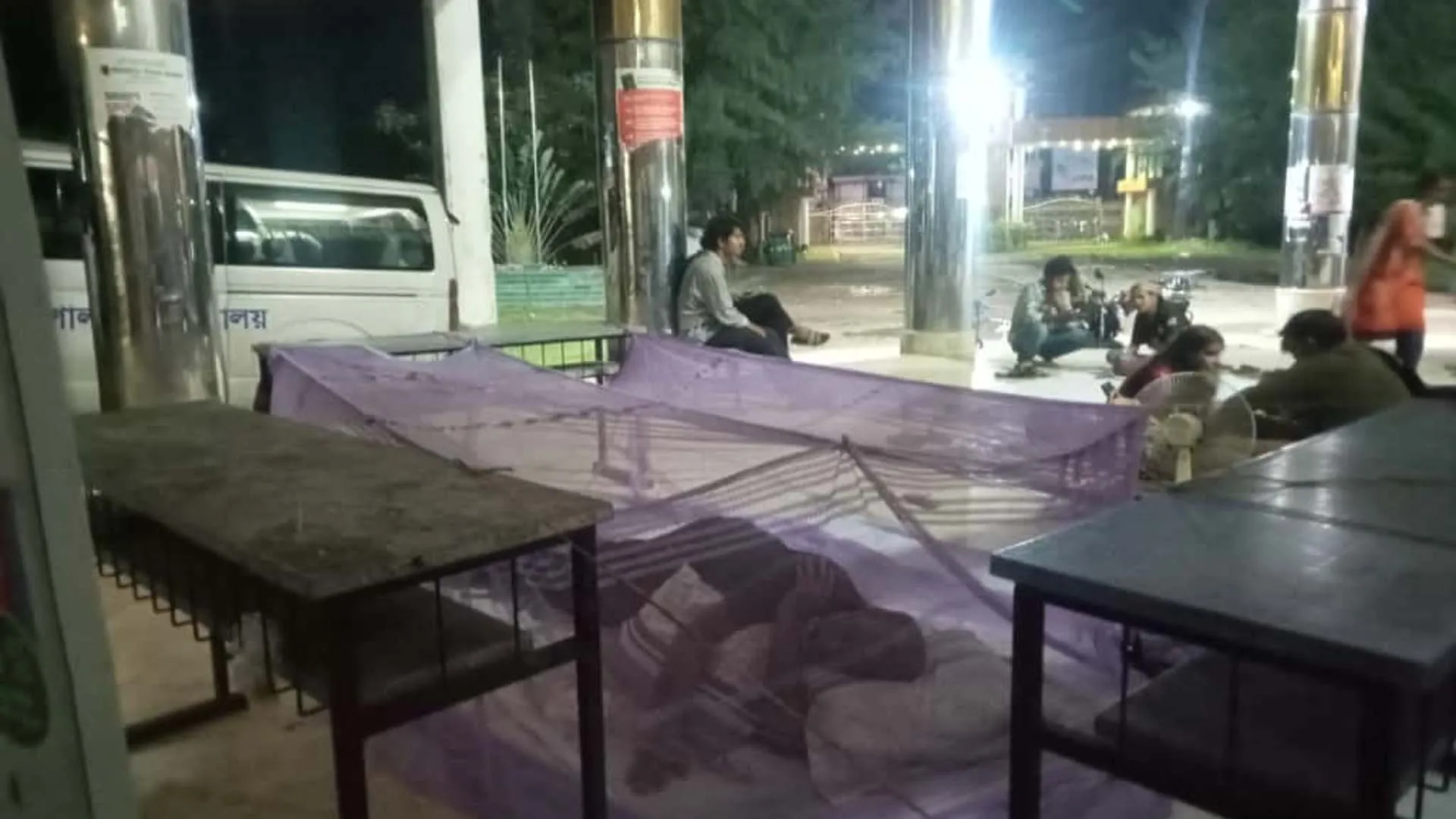 আমরণ অনশনকারী শিক্ষার্থীদের পাশে শুয়ে রাত কাটালেন ববি উপাচার্য