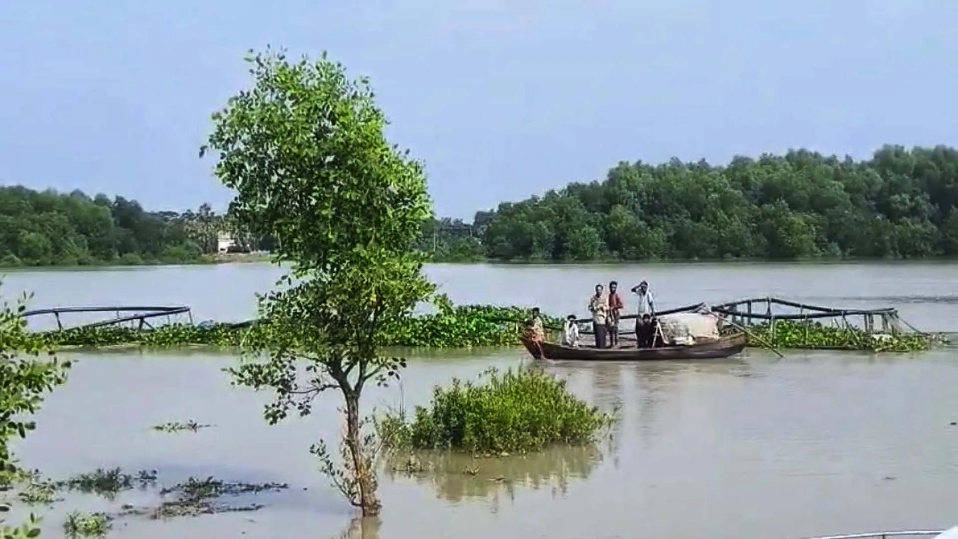 মাদকদ্রব্য নিয়ন্ত্রণ অধিদপ্তরের ধাওয়া খেয়ে নদীতে ঝাঁপ, ২১ ঘণ্টায়ও মেলেনি খোঁজ