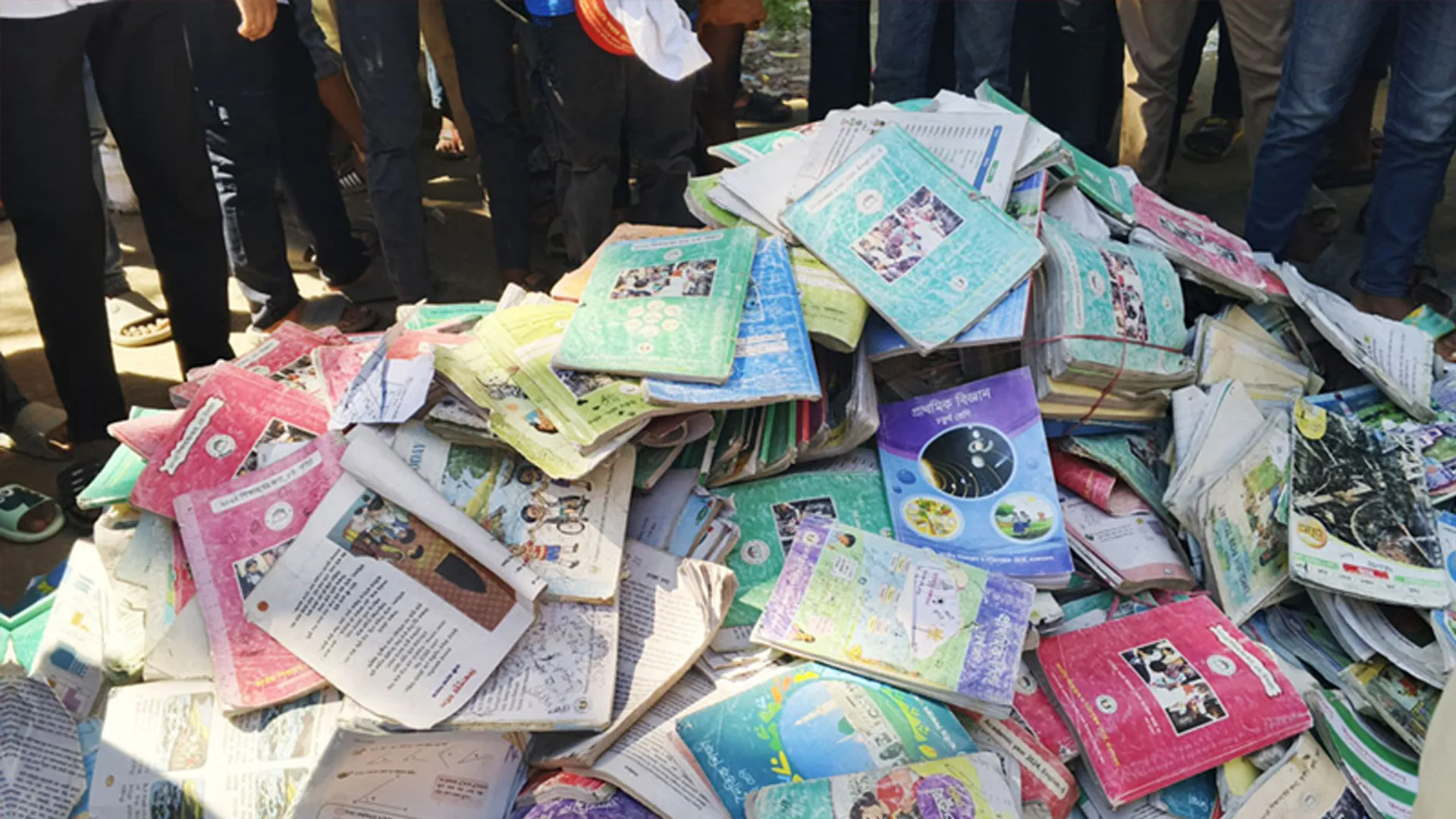 বিনা মূল্যের পাঠ্যবই বিক্রি, প্রধান শিক্ষকের দাবি ‘ভুলবশত’ 