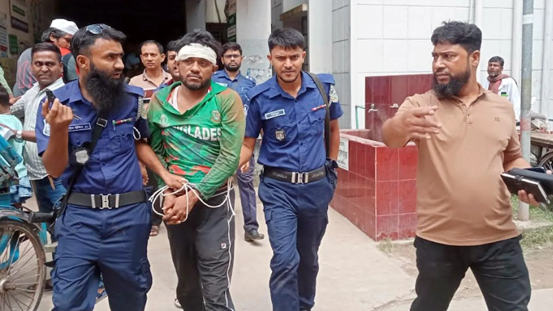 গৌরনদীতে ব্যবসাপ্রতিষ্ঠানে ঢুকে ছিনতাইয়ের চেষ্টা, পিস্তলসহ যুবক আটক