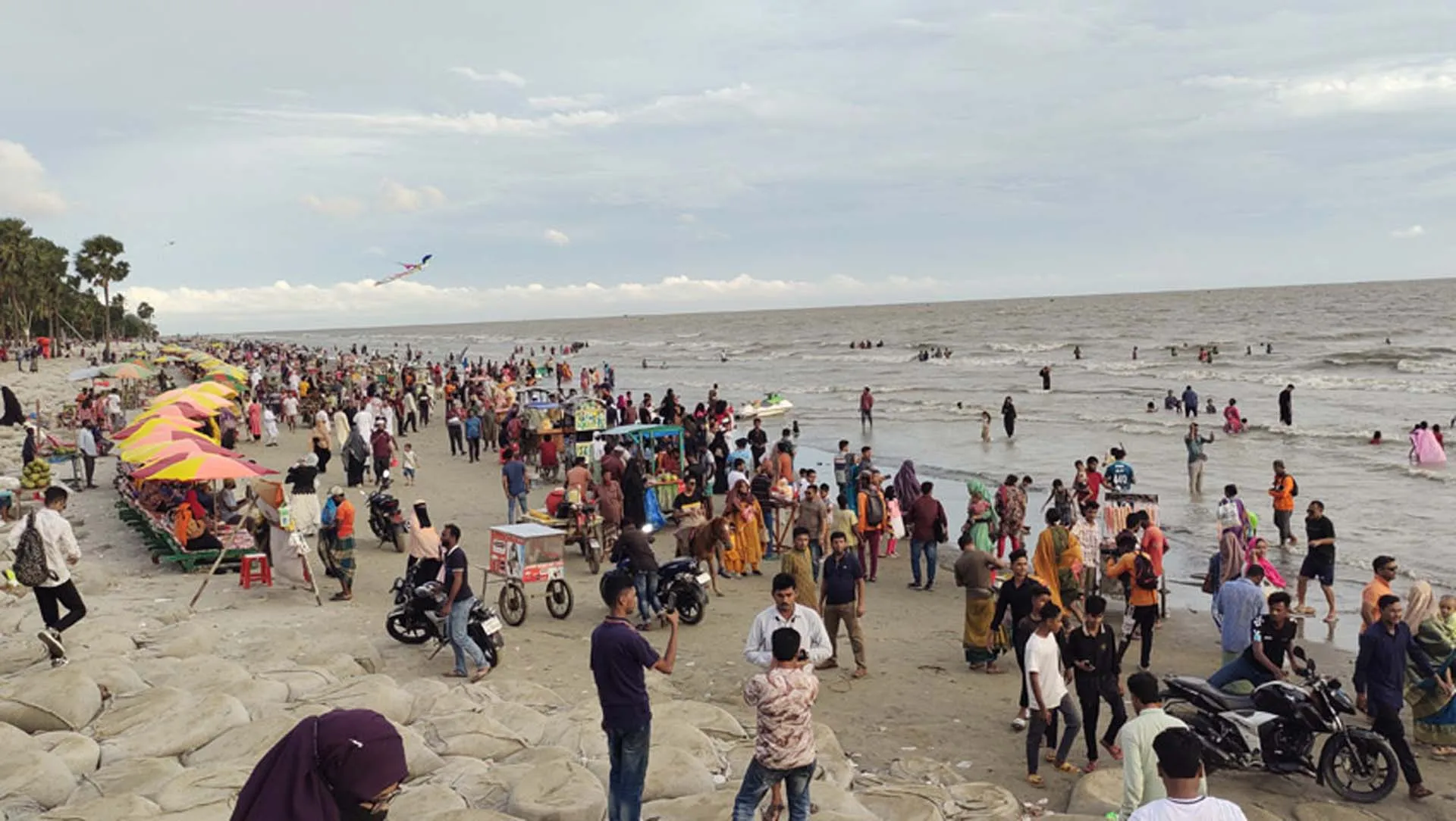 দুর্গাপূজার ছুটিতে কুয়াকাটায় পর্যটকের ঢল