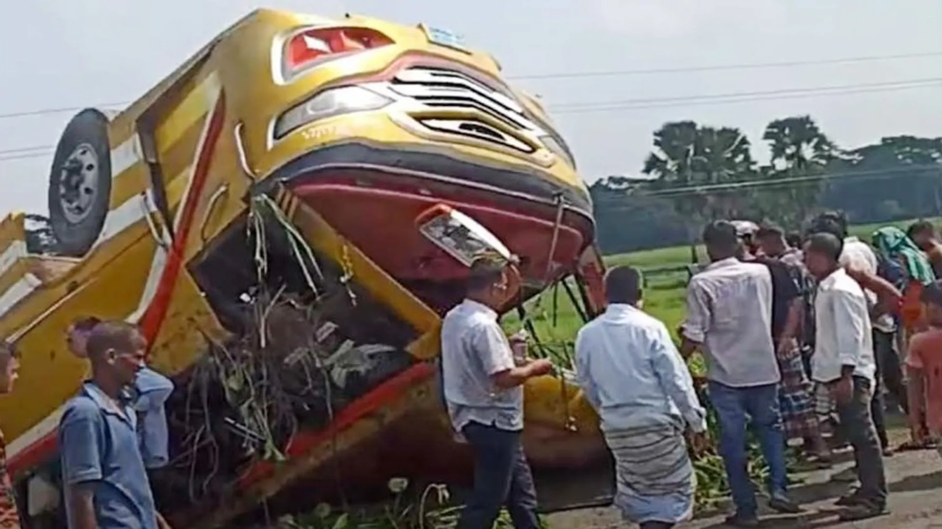 শ্যামলি পরিবহনের ধাক্কায় বরিশালগামী ইউরো লাইনের বাস খাদে, শিশুসহ নিহত ২