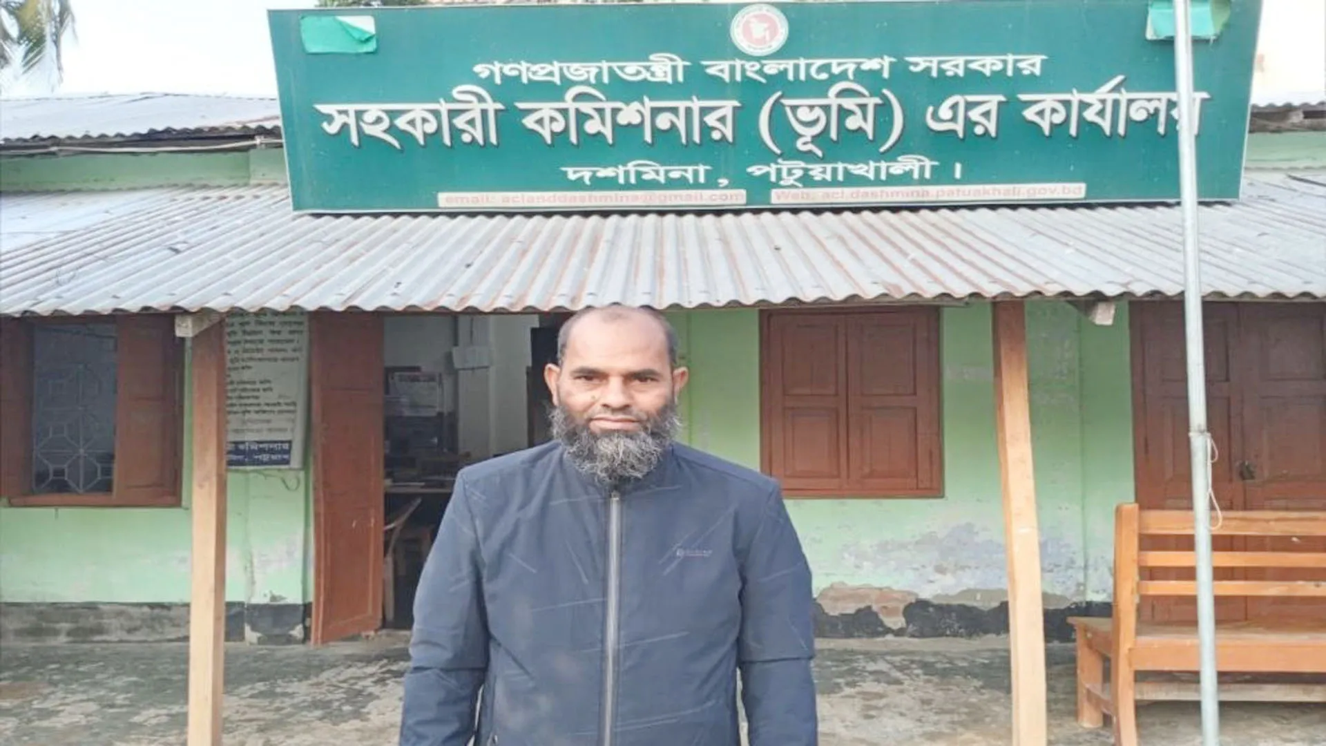 ভূমি কর্মকর্তার ঘুস বাণিজ্য ফাঁস!