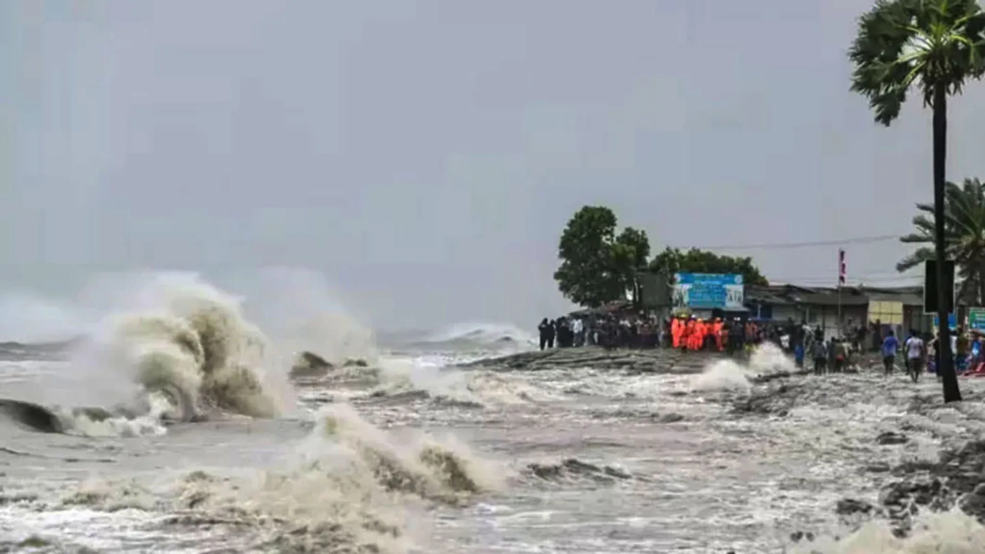শক্তিশালী ঘূর্ণিঝড় ‘মোন্থা’র প্রভাবে বঙ্গোপসাগর উত্তাল 
