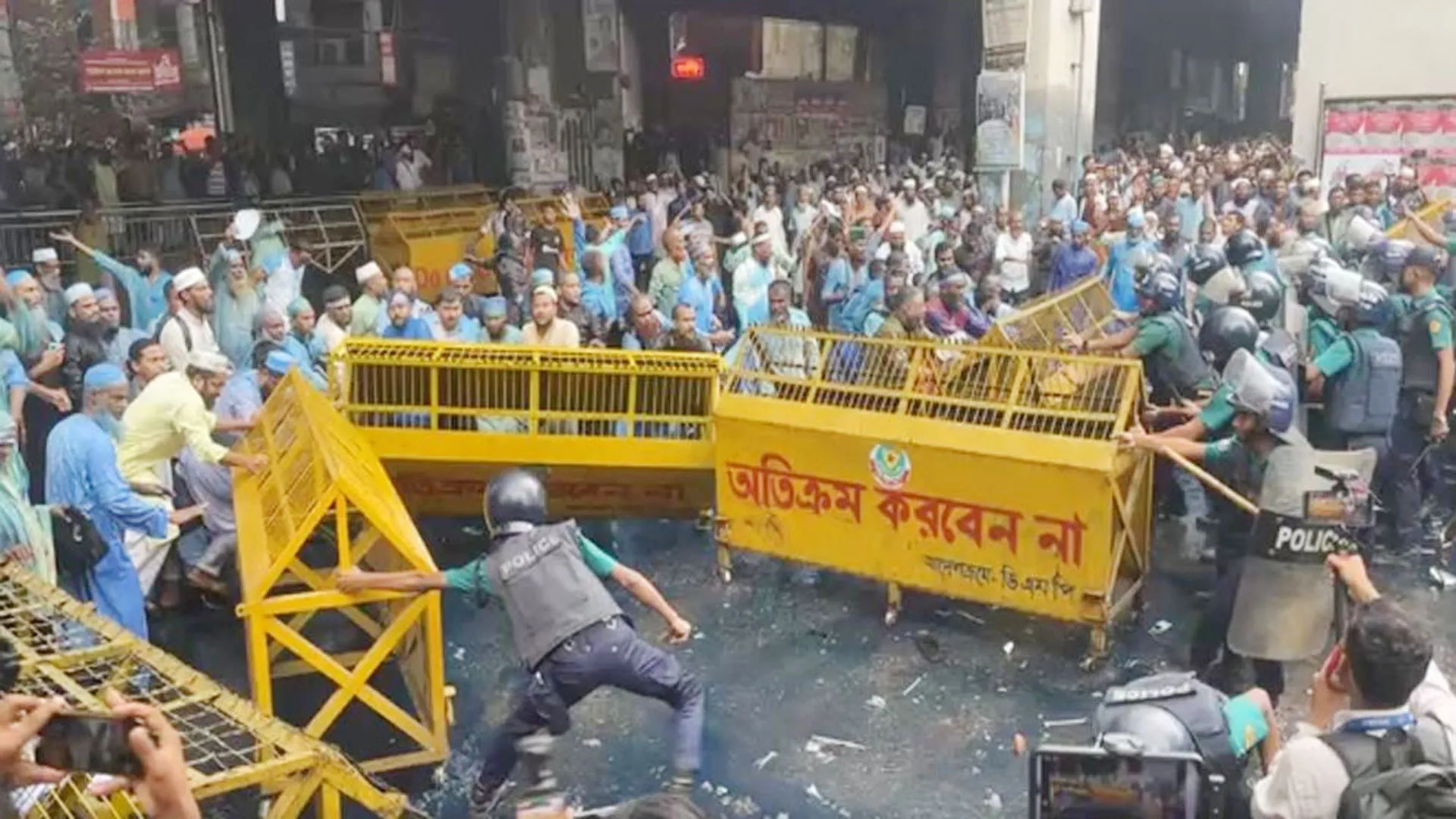 মাদ্রাসা শিক্ষকদের ওপর পুলিশের লাঠিচার্জ-জলকামান, আহত ১৫