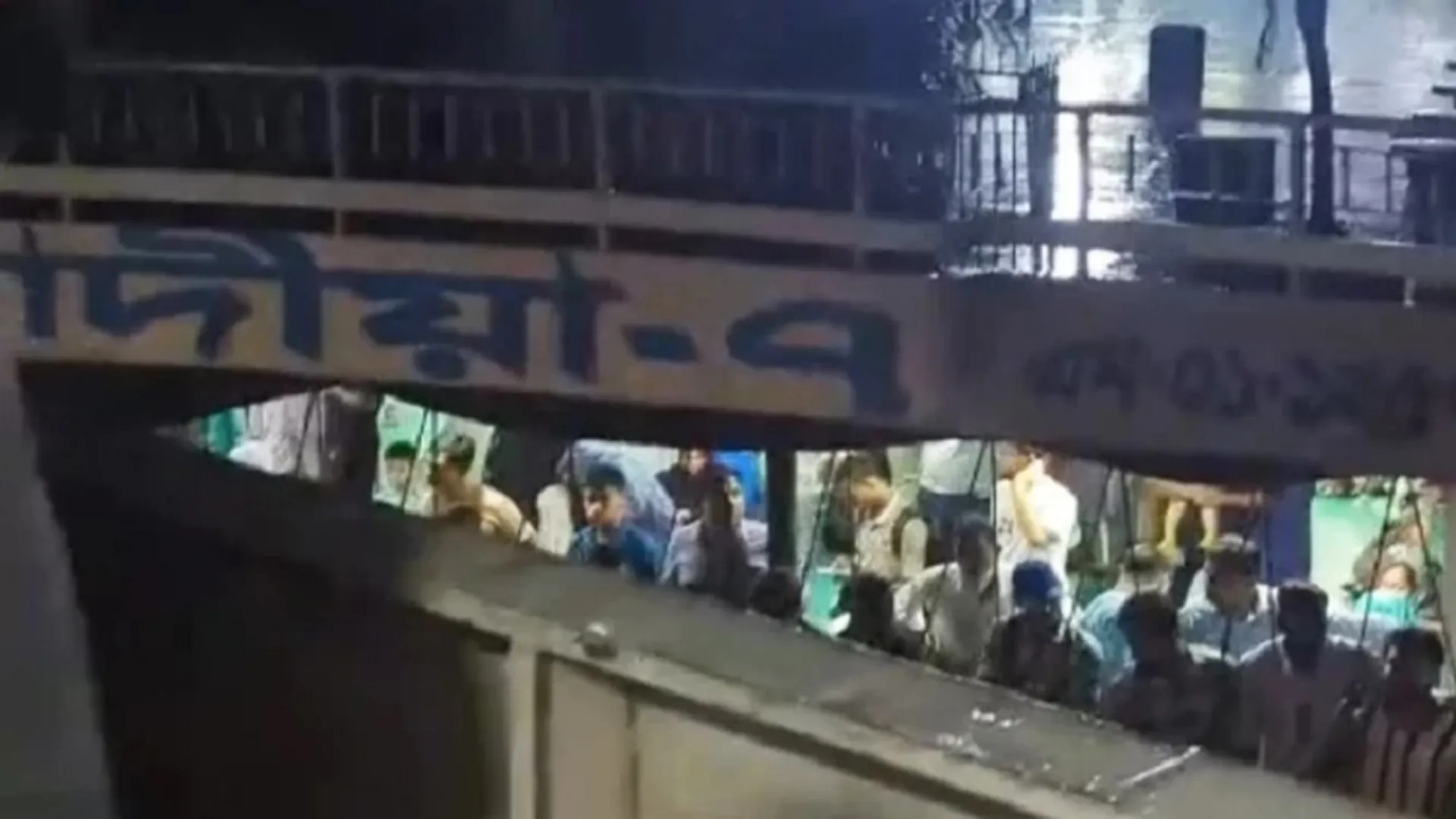 ঝড়ের কবলে পড়ে লঞ্চ আটকে গেছে ডুবোচরে, রাতে ডাকাত আতঙ্কে যাত্রীরা