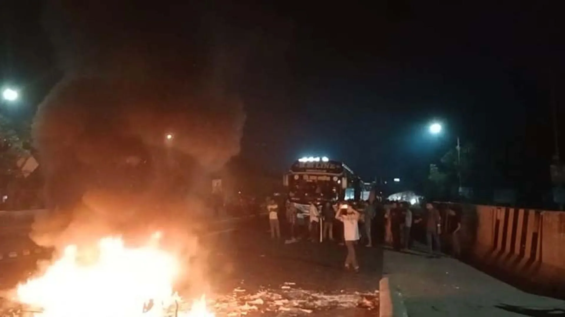 বিএনপির মনোনয়ন বঞ্চিতদের সড়ক অবরোধ, গাড়ি ভাঙচুর ও অগ্নিসংযোগ