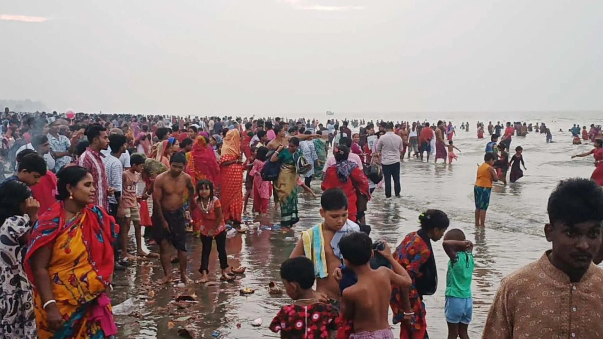 কুয়াকাটায়  সৈকতে পূন্যস্নানের মধ্যে দিয়ে শেষ হল রাসোৎসব