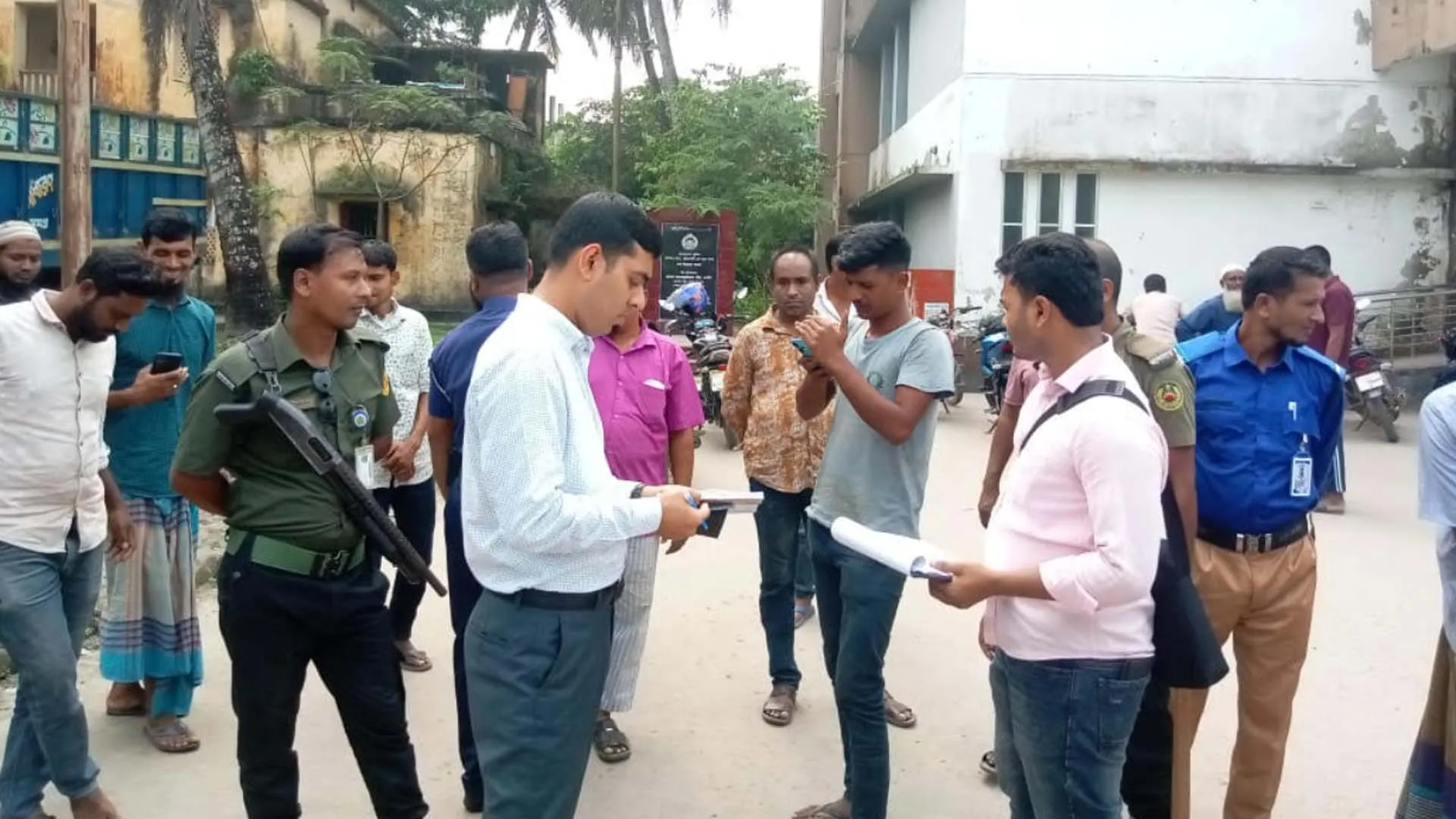  বাউফলে ৯ গাড়িচালককে ভ্রাম্যমাণ আদালতের জরিমানা 