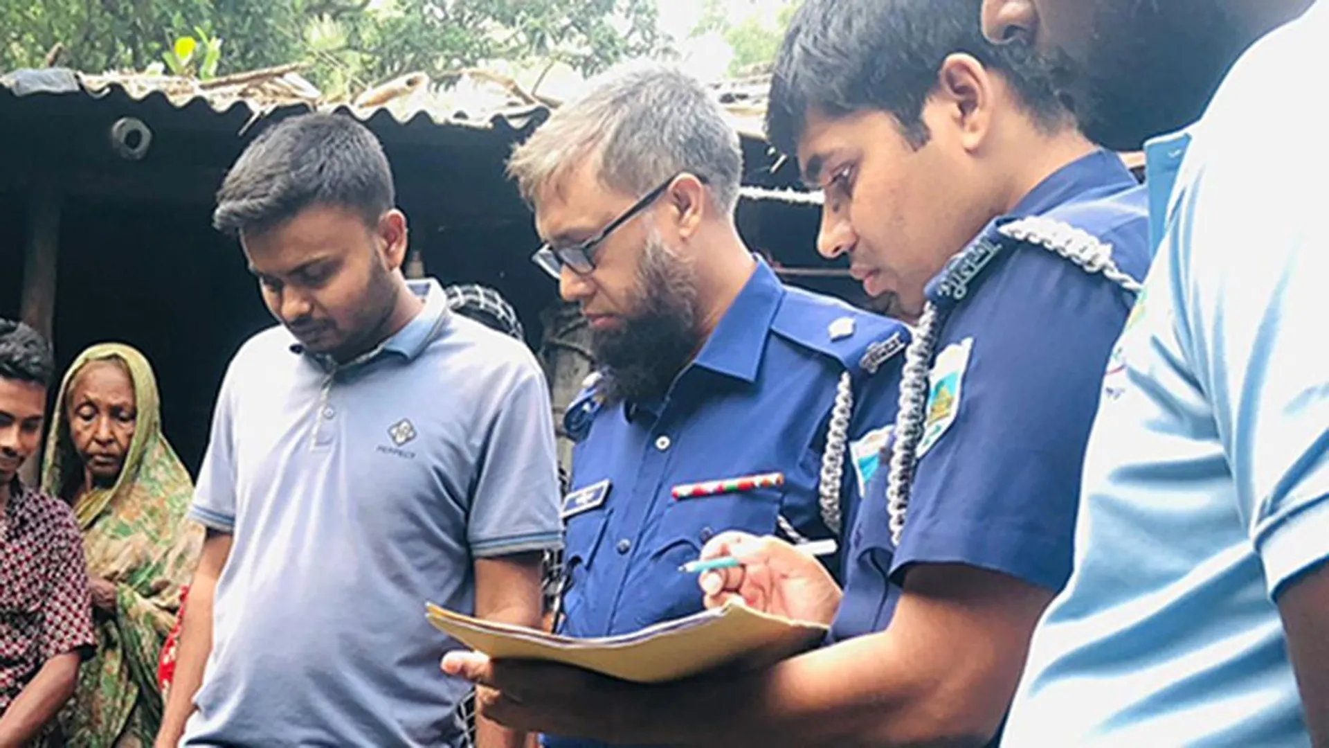 মাছ খাওয়ায় বিড়ালের গলা কেটে ফেলল নারী, থানায় জিডি