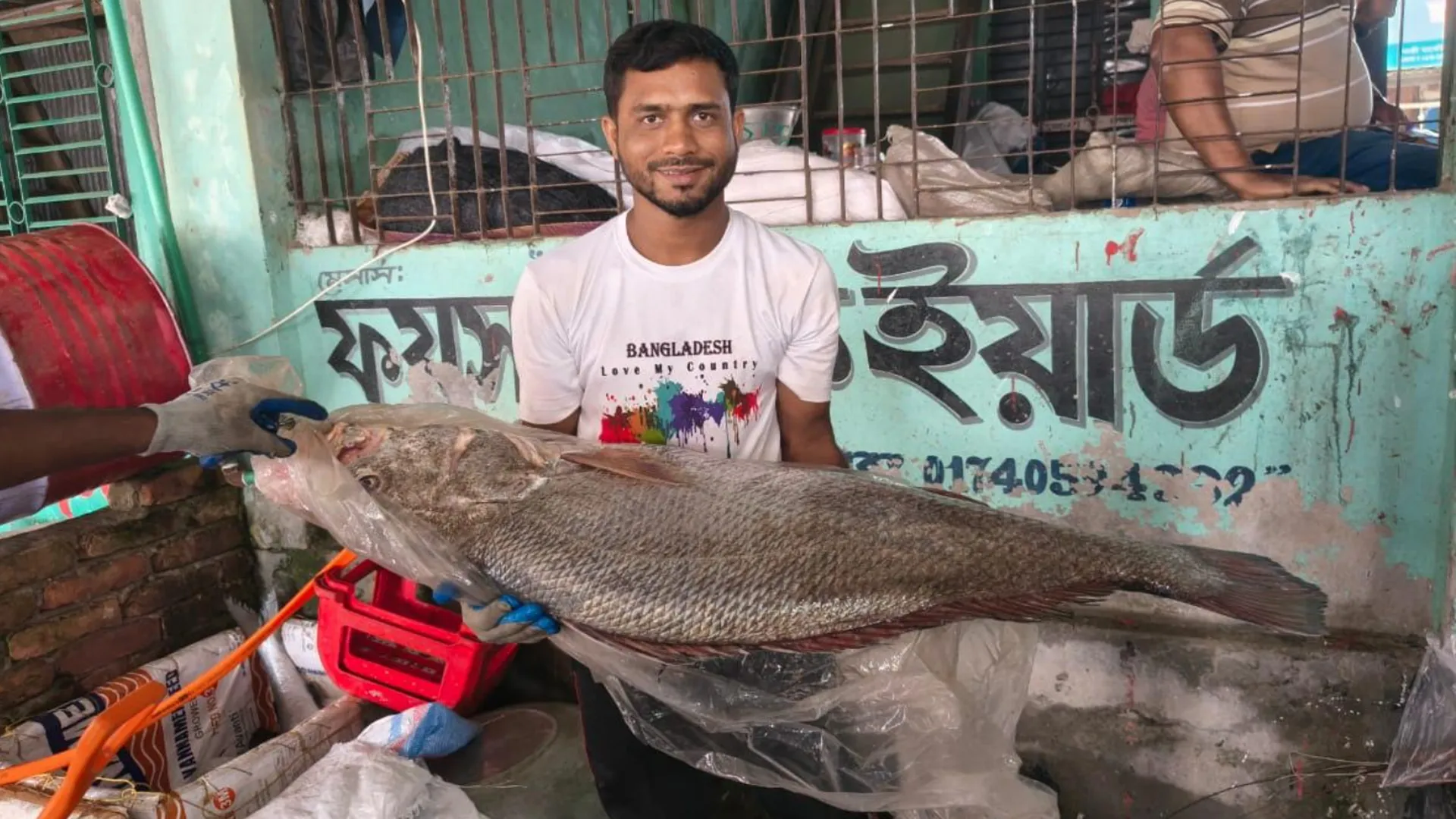 জেলের জালে ধরা পড়লো ২১ কেজির 'ব্ল্যাক ডায়মন্ড' 