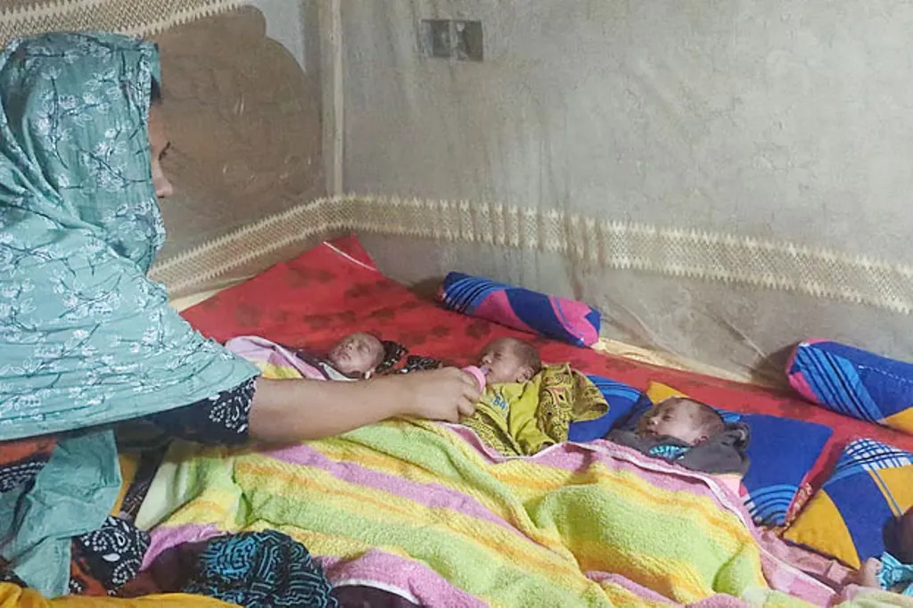 একসঙ্গে জন্মানো পাঁচ সন্তান লালন–পালনের খরচ নিয়ে দুশ্চিন্তায় মা–বাবা