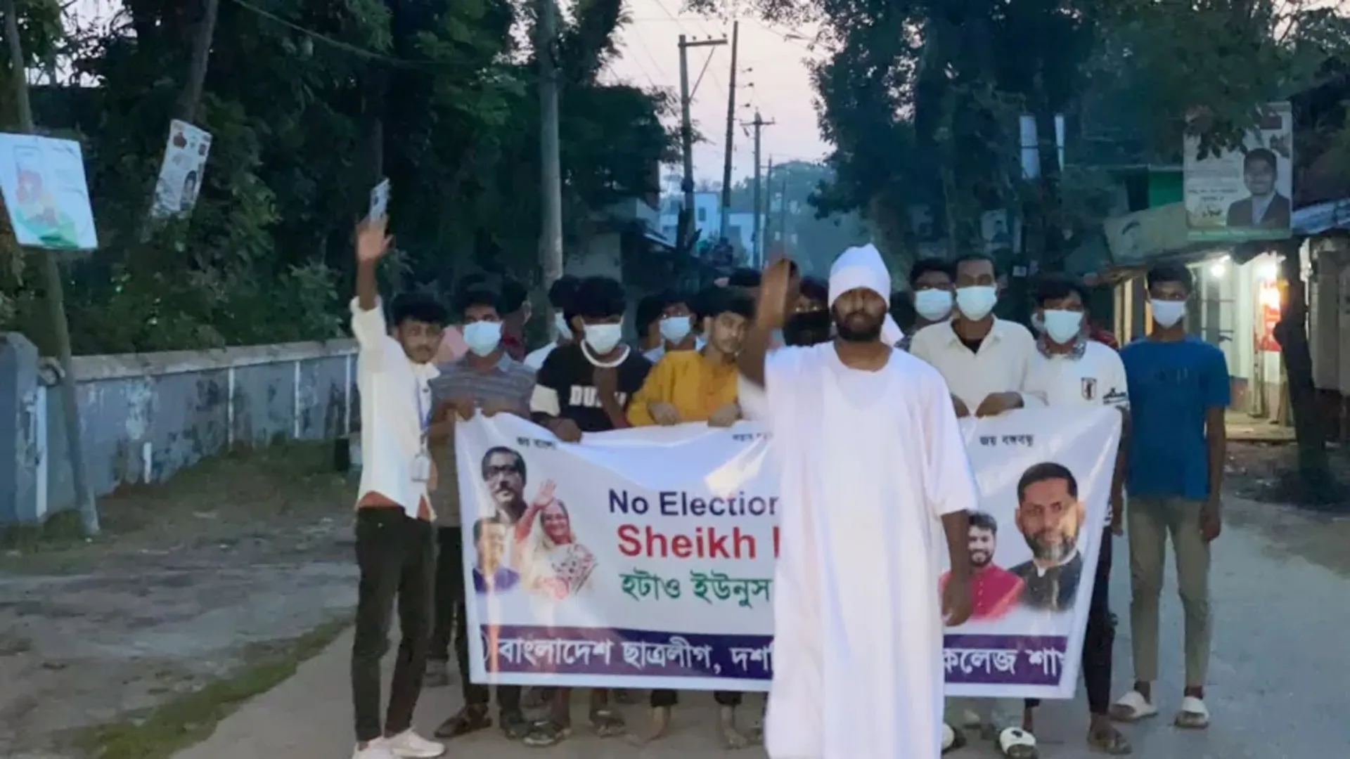 পটুয়াখালীতে কাফনের কাপড় পরে ছাত্রলীগের ঝটিকা মিছিল