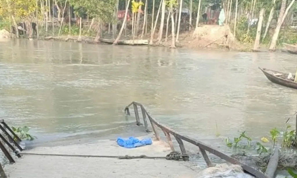 ট্রলারের ধাক্কায় সেতু ভেঙে খালে, যোগাযোগ বিচ্ছিন্ন তিন গ্রাম