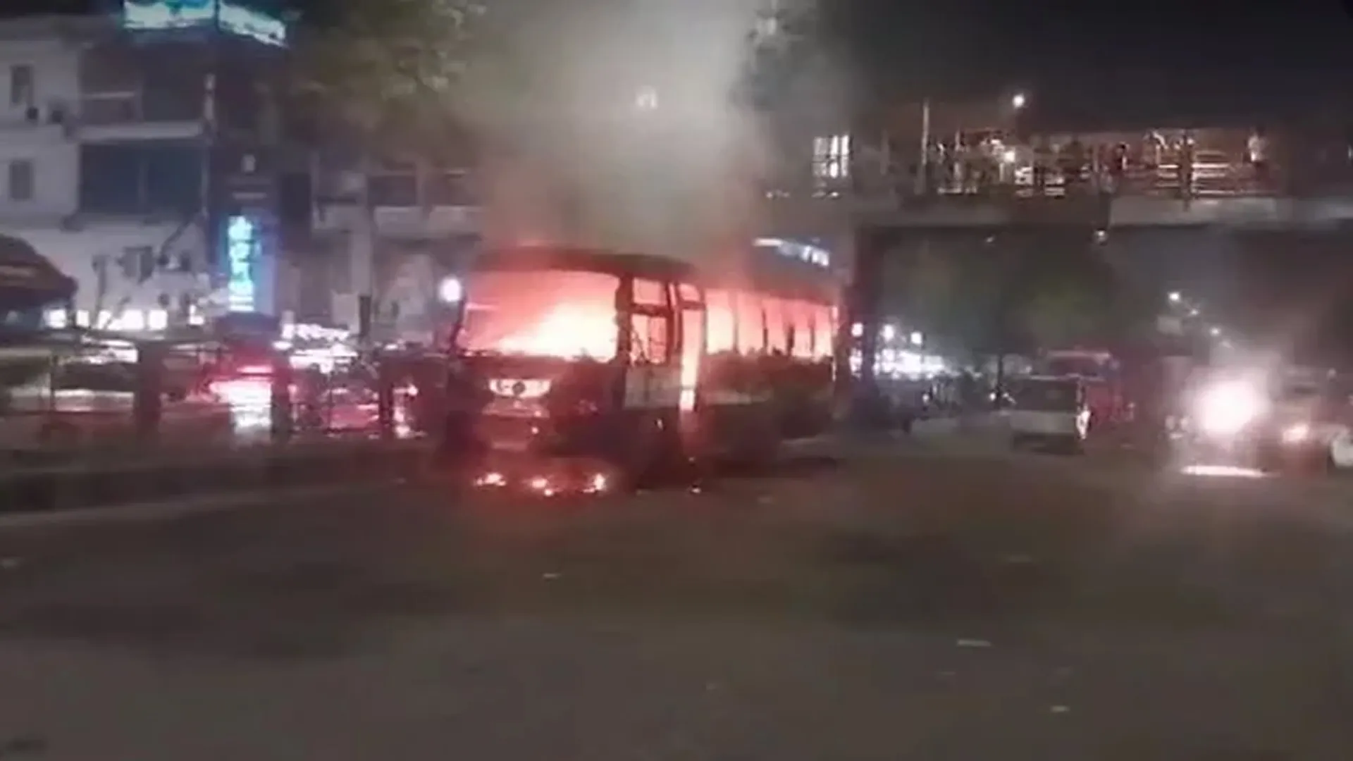 রাজধানীতে ফের বাসে আগুন, ককটেল বিস্ফোরণ