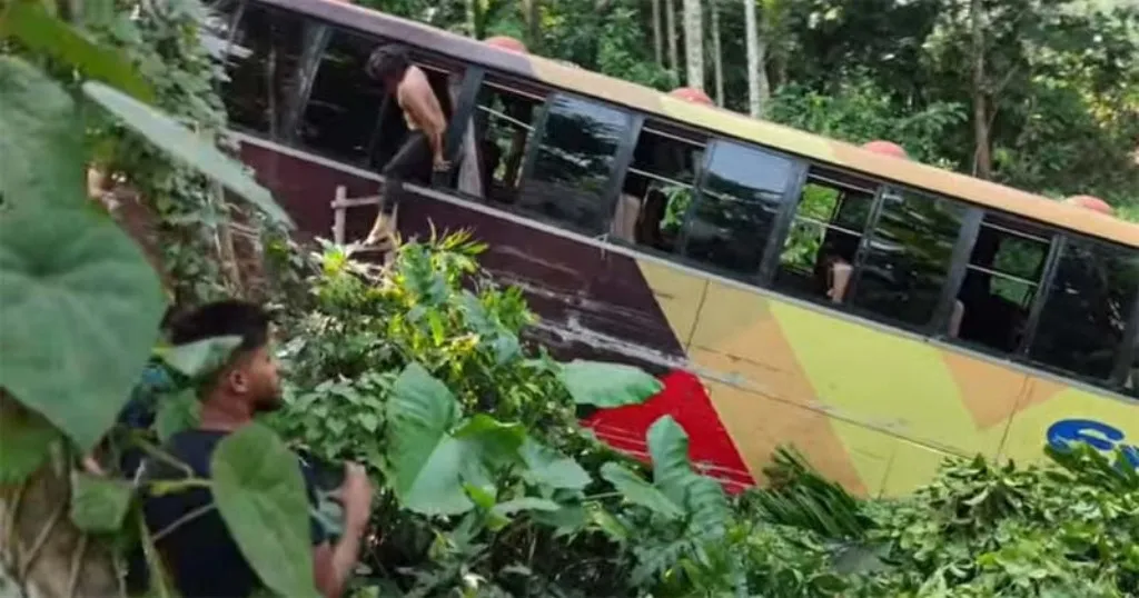 বরিশালে কুয়াকাটা মহাসড়কে বাস দুর্ঘটনায় ২০ যাত্রী আহত