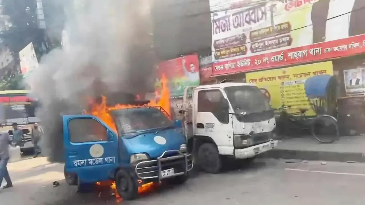 থানার সম্মুখে পুলিশের গাড়িতে আগুন