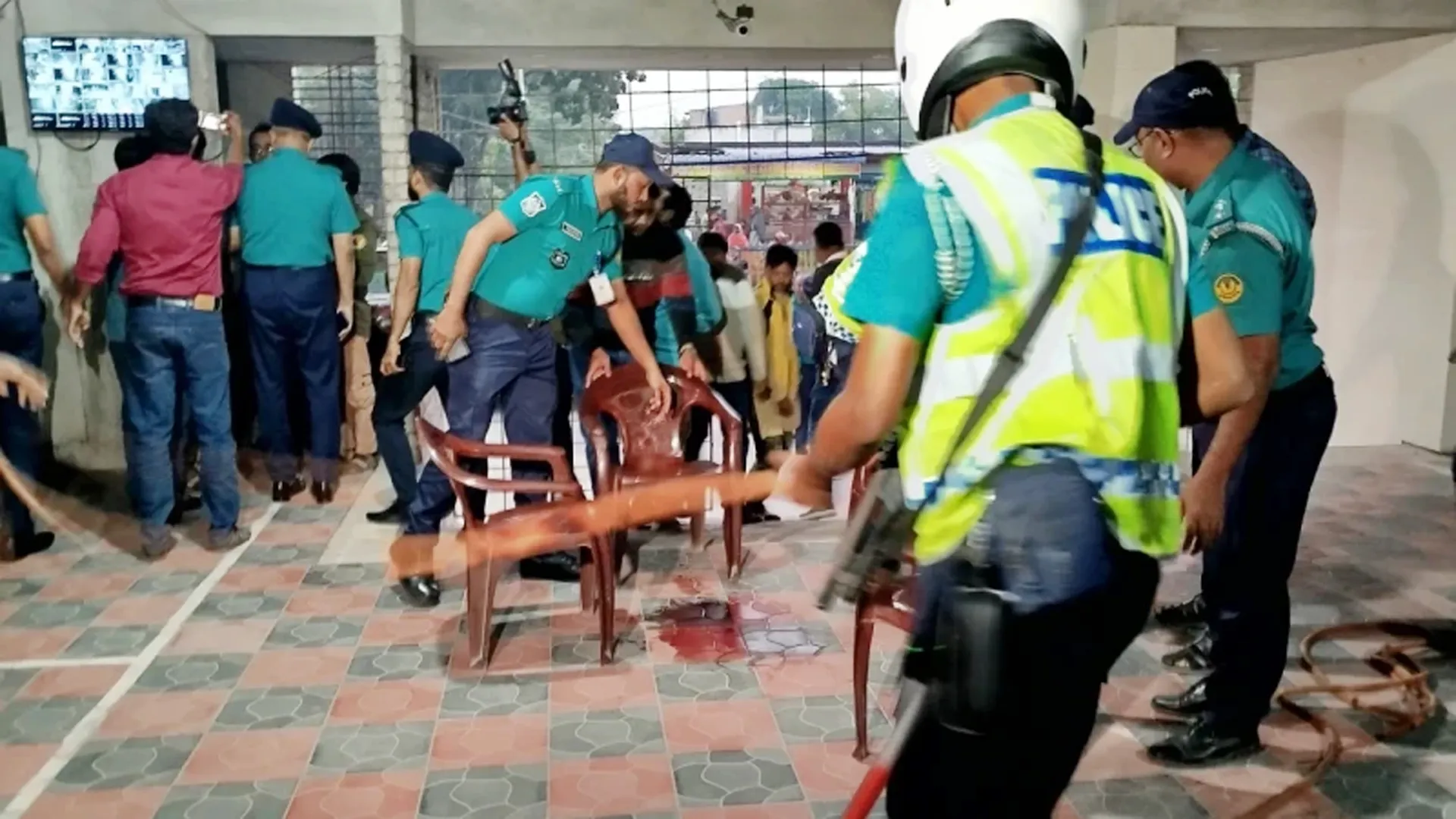 বিচারকের বাসায় ঢুকে হামলা, ছুরিকাঘাতে ছেলে নিহত