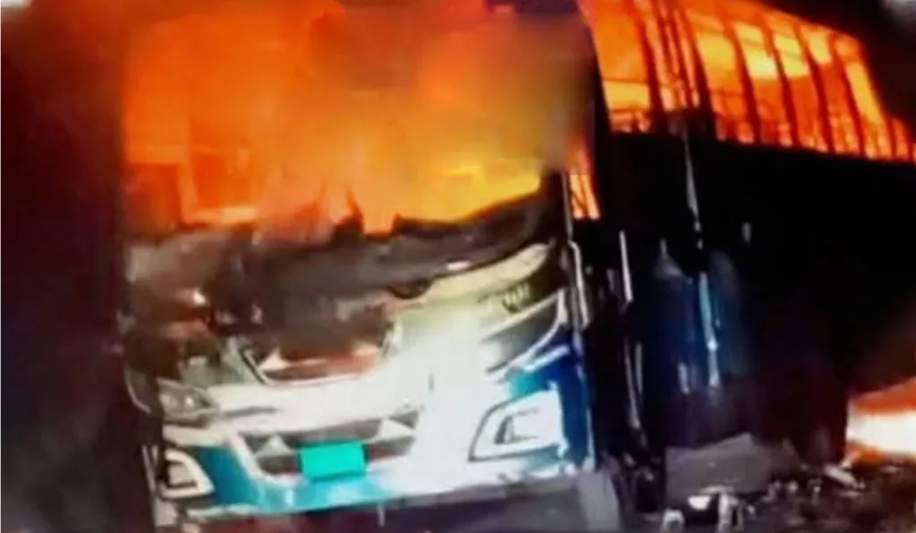 আমতলীতে পার্কিং করা বাসে দুর্বৃত্তের আগুন, আটক ৫