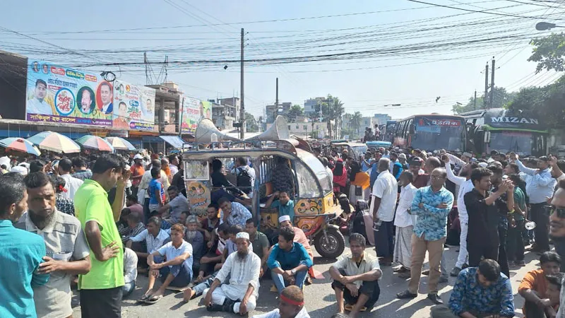চাকরি পুনর্বহালের দাবিতে অপসোনিন শ্রমিকদের বরিশাল-ঢাকা মহাসড়ক অবরোধ 