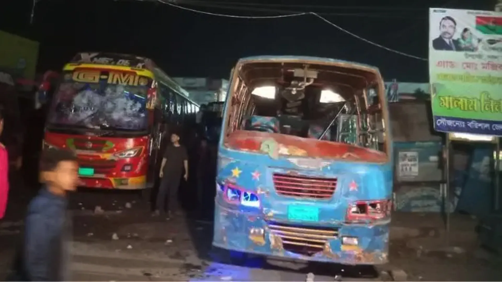 হাফ ভাড়া নিয়ে শ্রমিক-শিক্ষার্থী সংঘর্ষ, অর্ধশতাধিক বাস ভাঙচুর