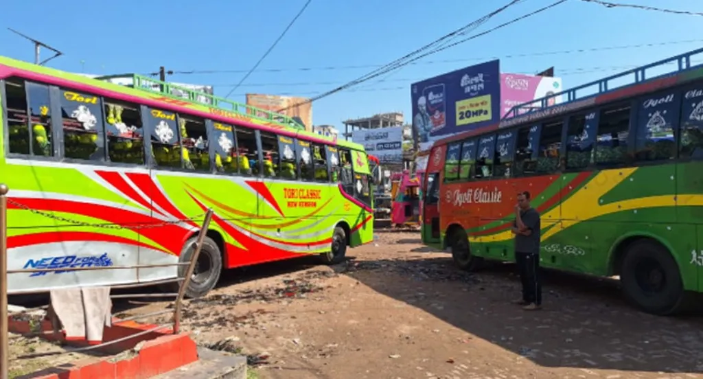 সংঘর্ষের জেরে বরিশাল থেকে সব রুটে বাস চলাচল বন্ধ, দুর্ভোগে যাত্রীরা