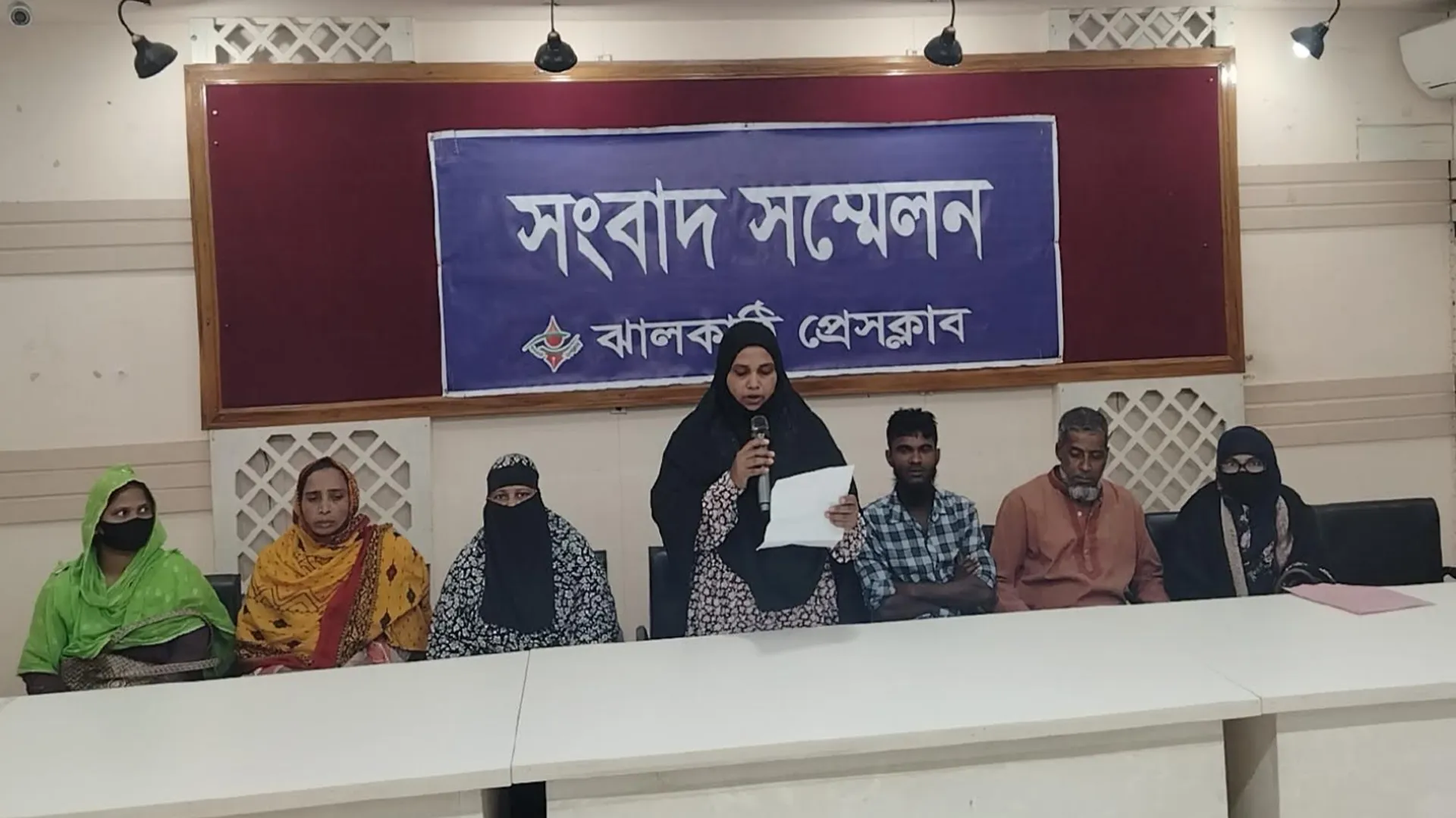 নিরাপত্তা হুমকিতে আতঙ্কে প্রবাসীর পরিবার