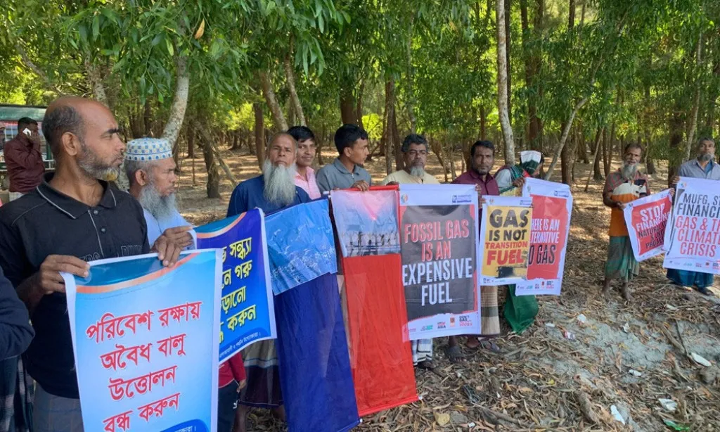 বরগুনায় সৈকতে বালু উত্তোলন বন্ধে মানববন্ধন